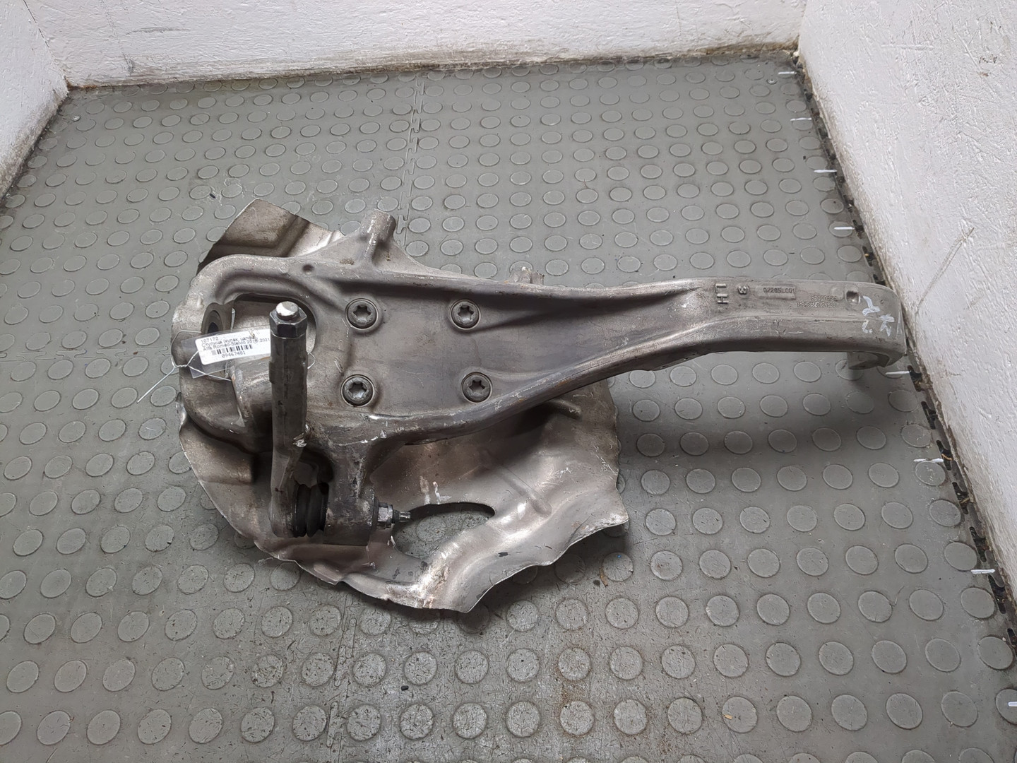 Кулак поворотный передний левый