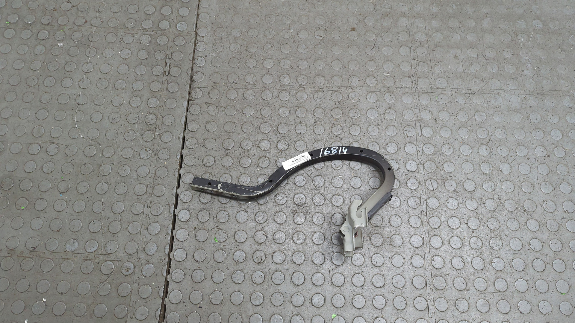 Петля крышки багажника