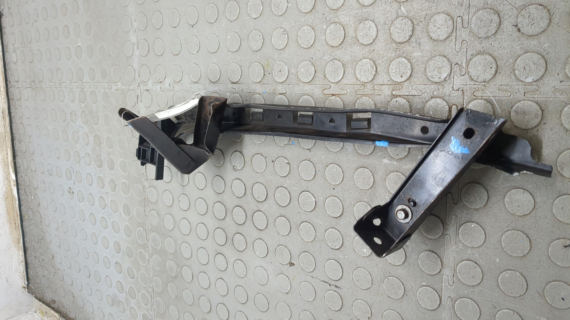 Кронштейн фар правый