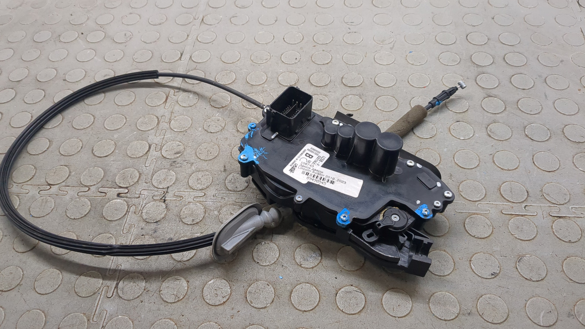 Замок двери передней левой