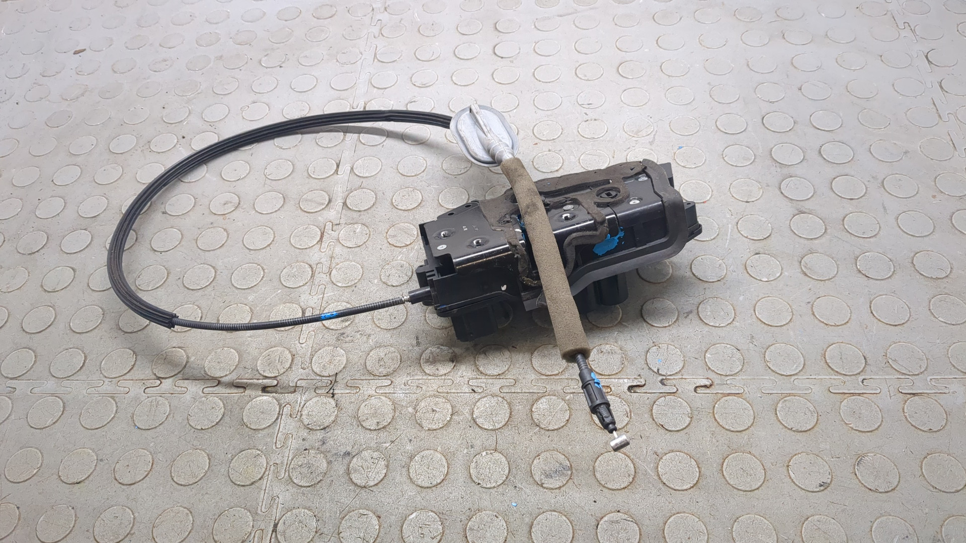 Замок двери передней левой