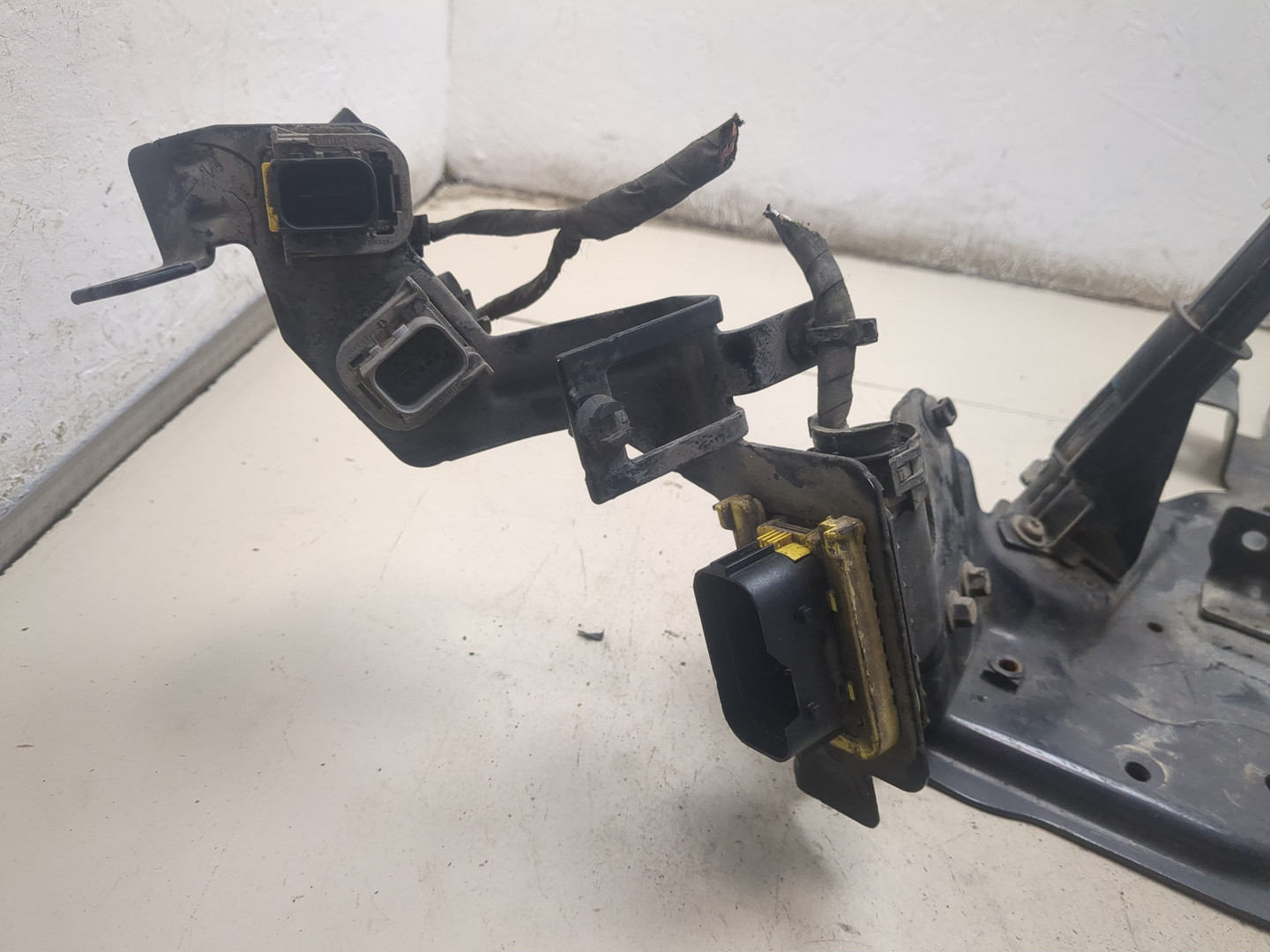 Кронштейн фар правый