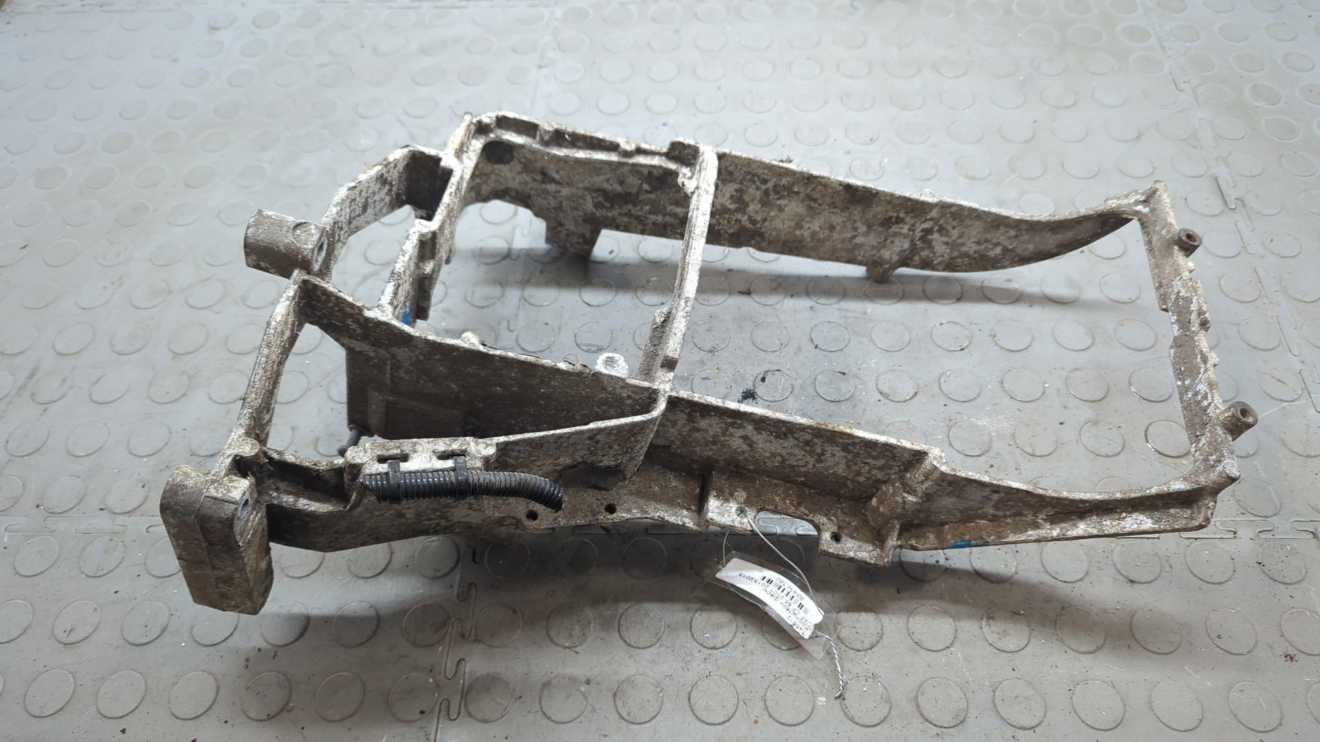 Кронштейн фар левый