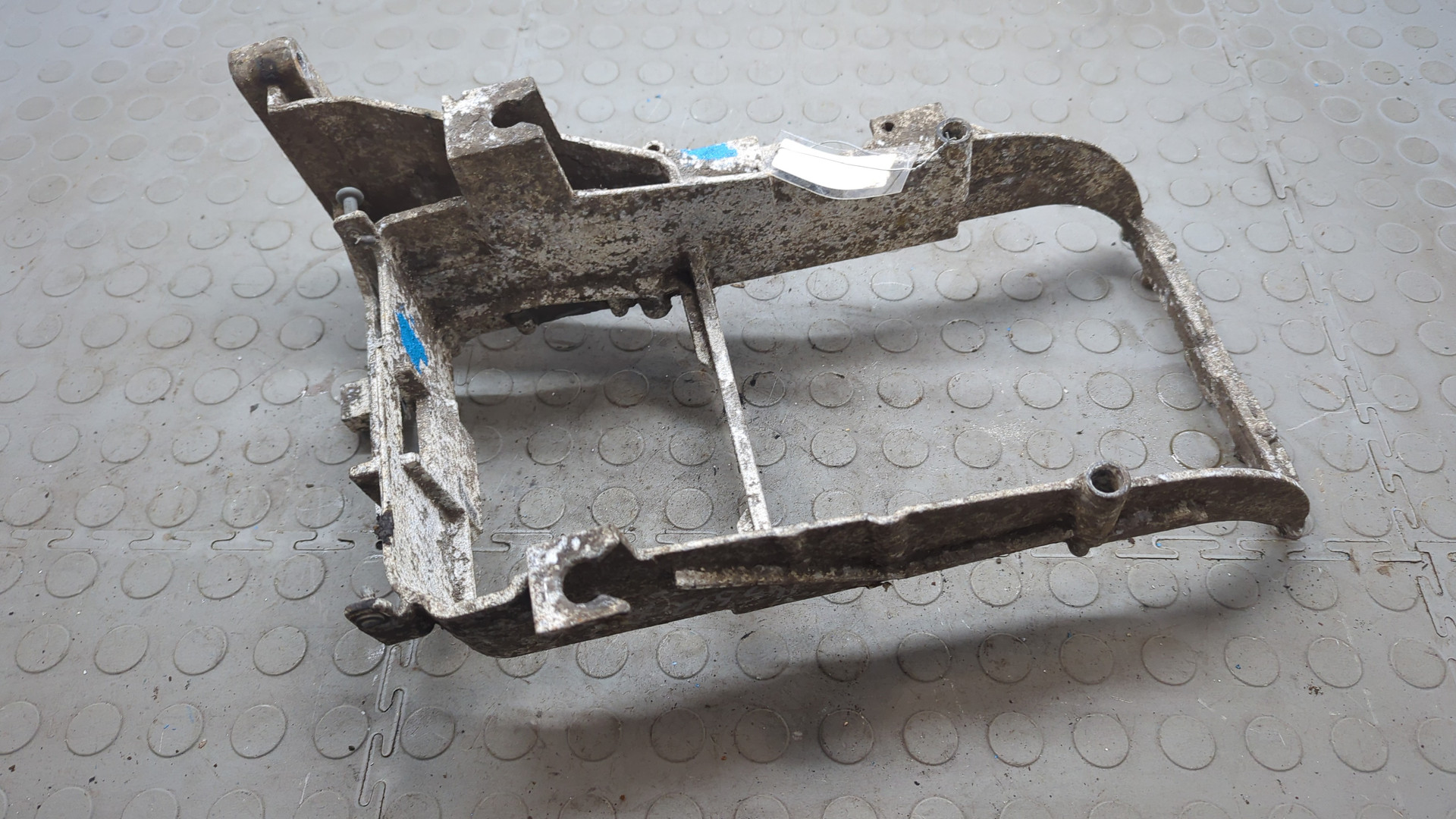 Кронштейн фар левый