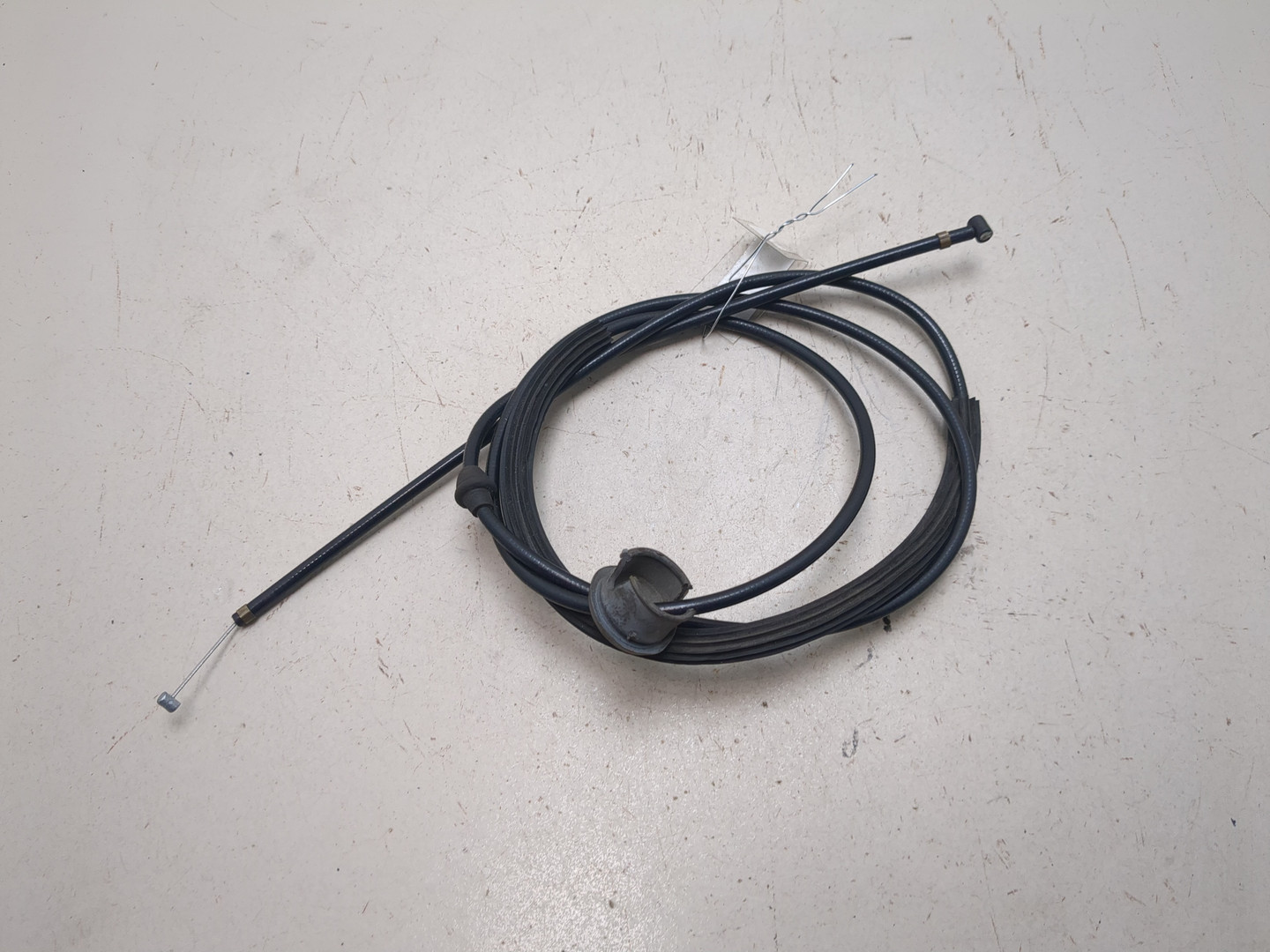 Трос открывания капота