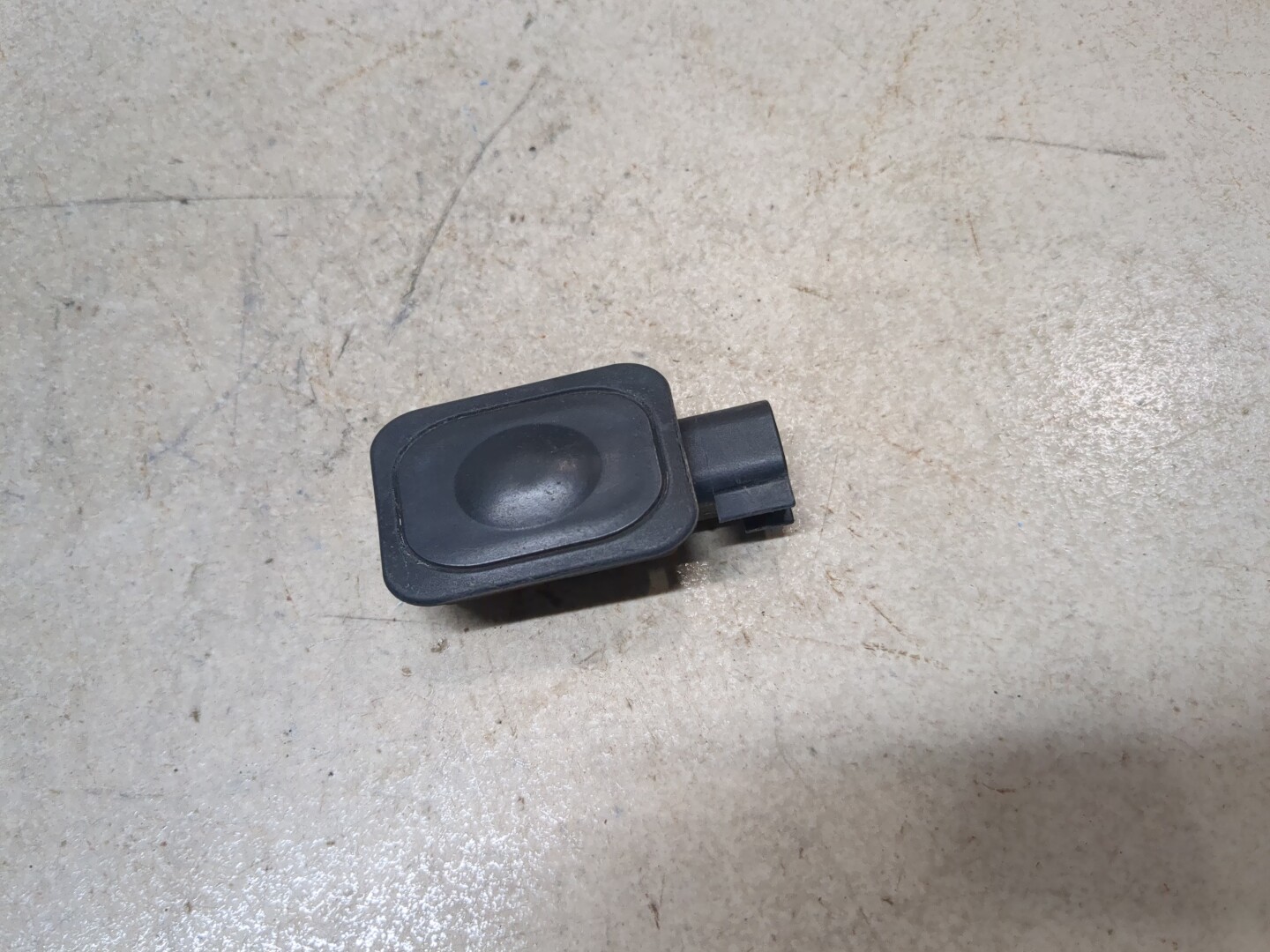 Кнопка открывания багажника