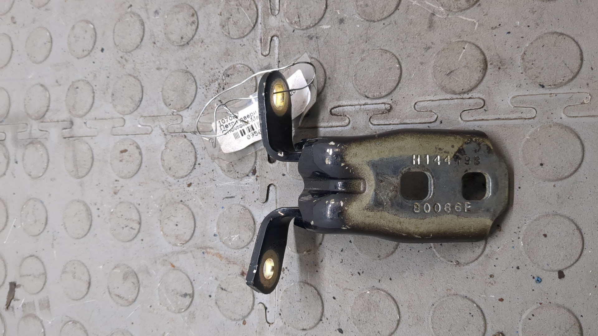 Петля двери