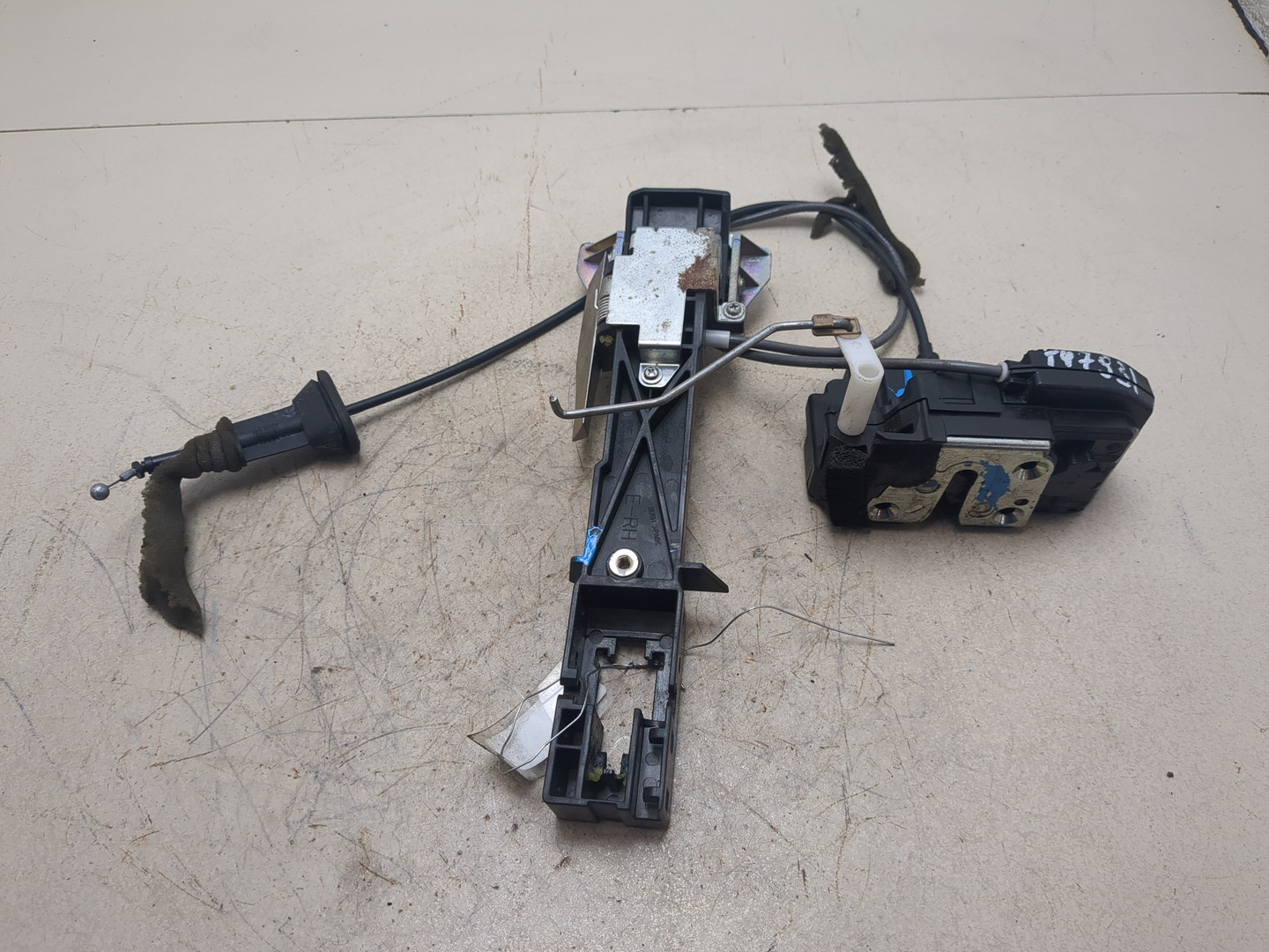 Замок двери передней правой