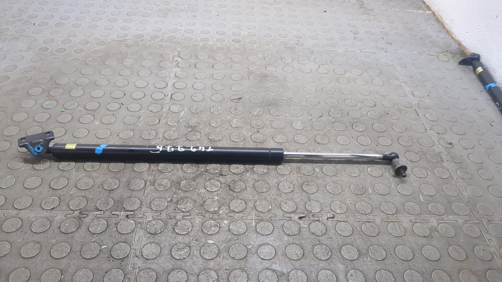 Амортизатор крышки багажника