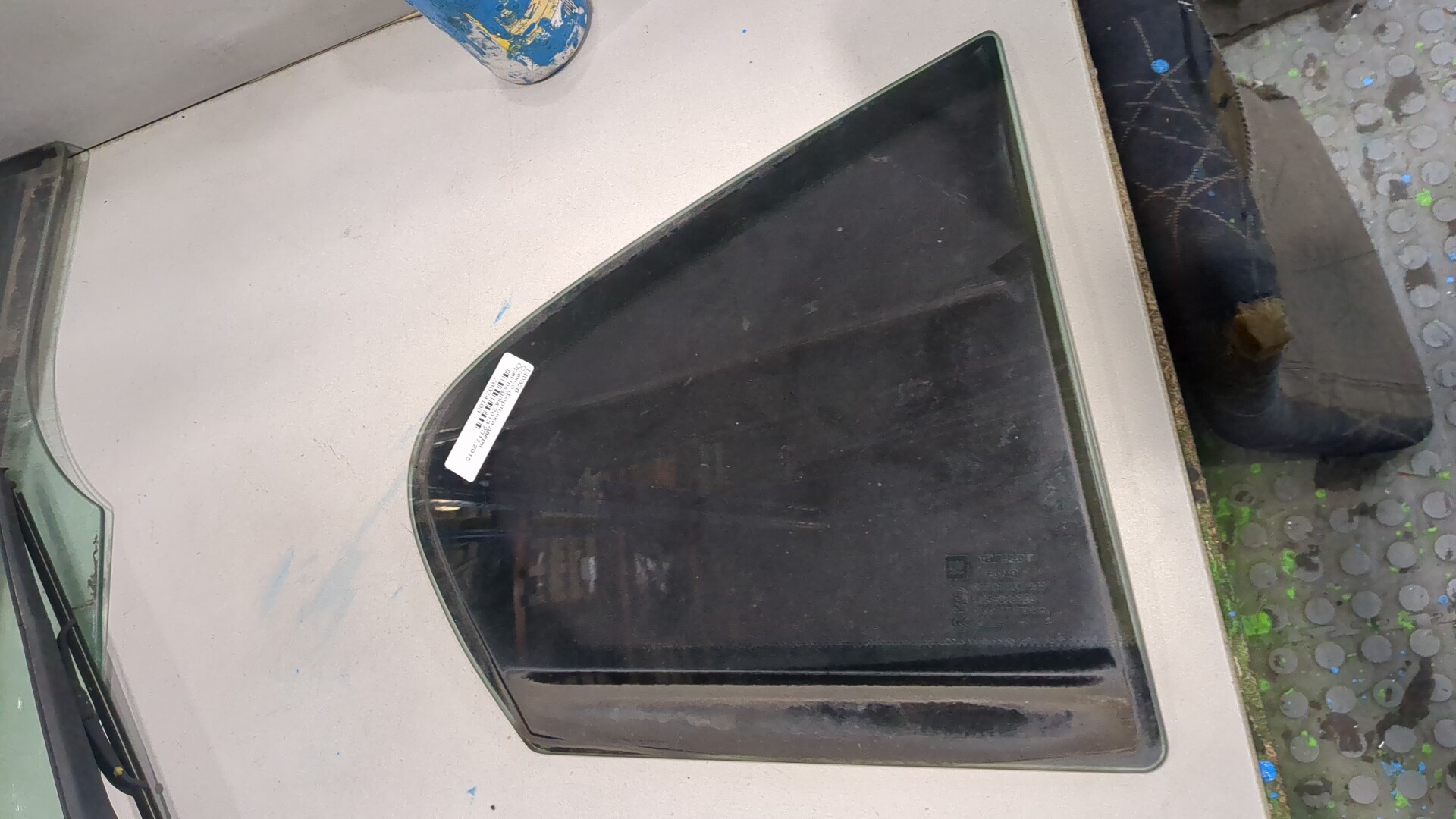 Стекло двери задней правой (форточка)