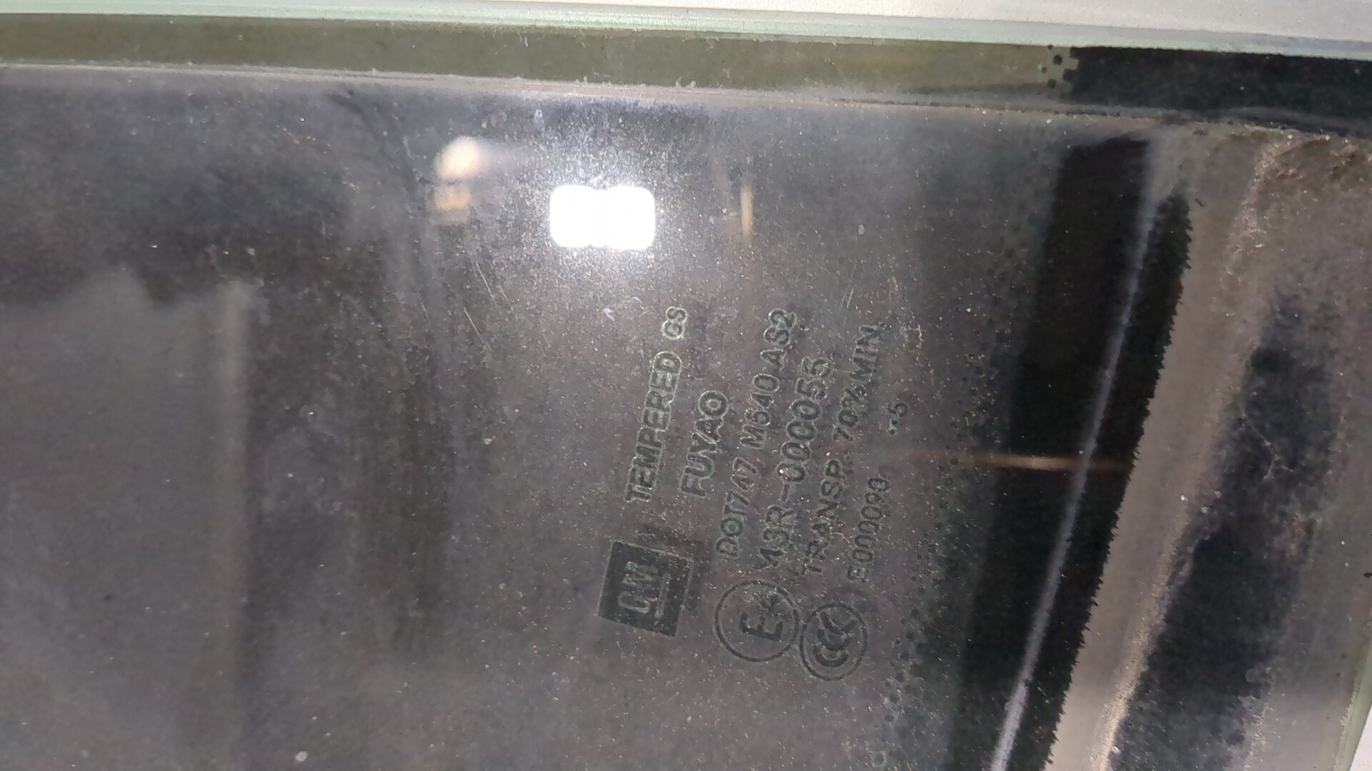 Стекло двери задней правой (форточка)