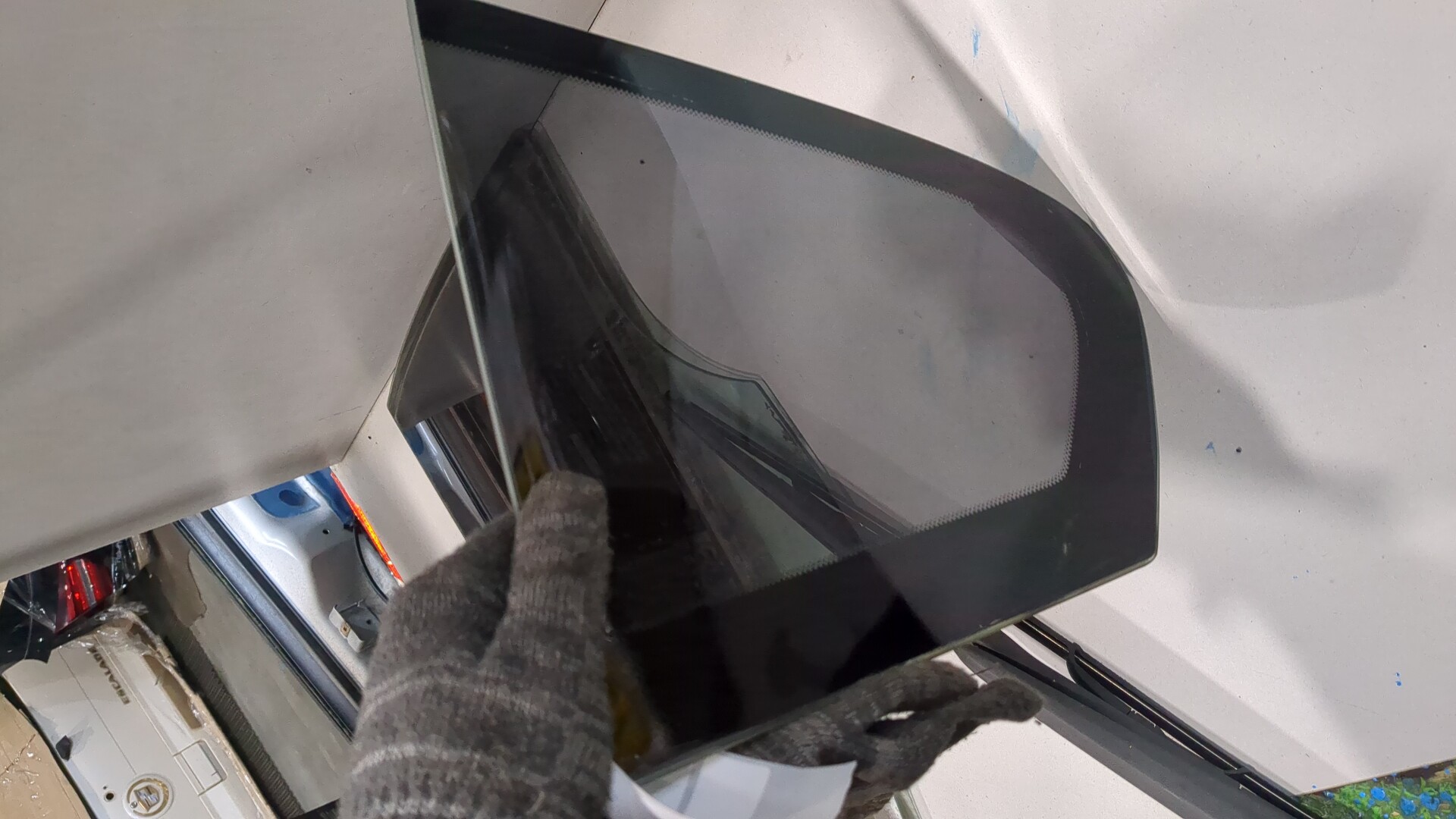 Стекло двери задней правой (форточка)