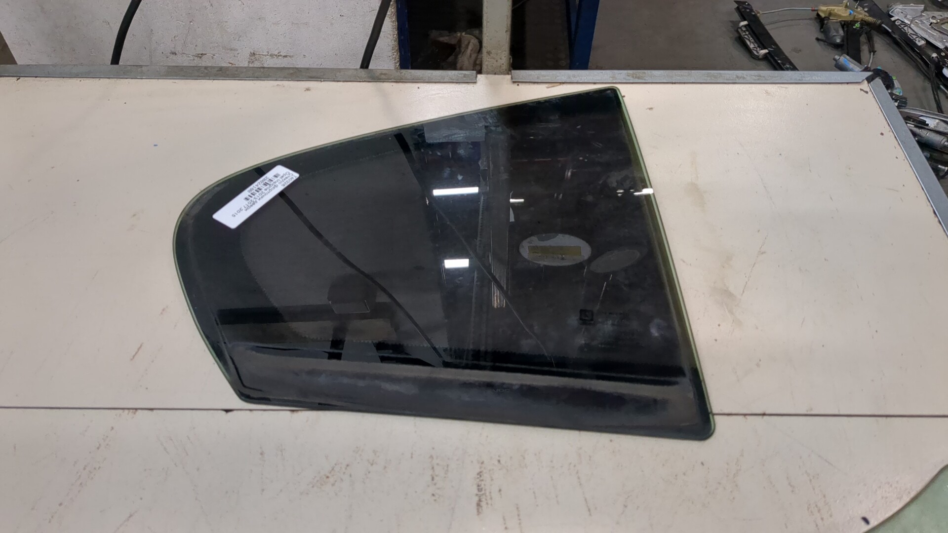 Стекло двери задней правой (форточка)