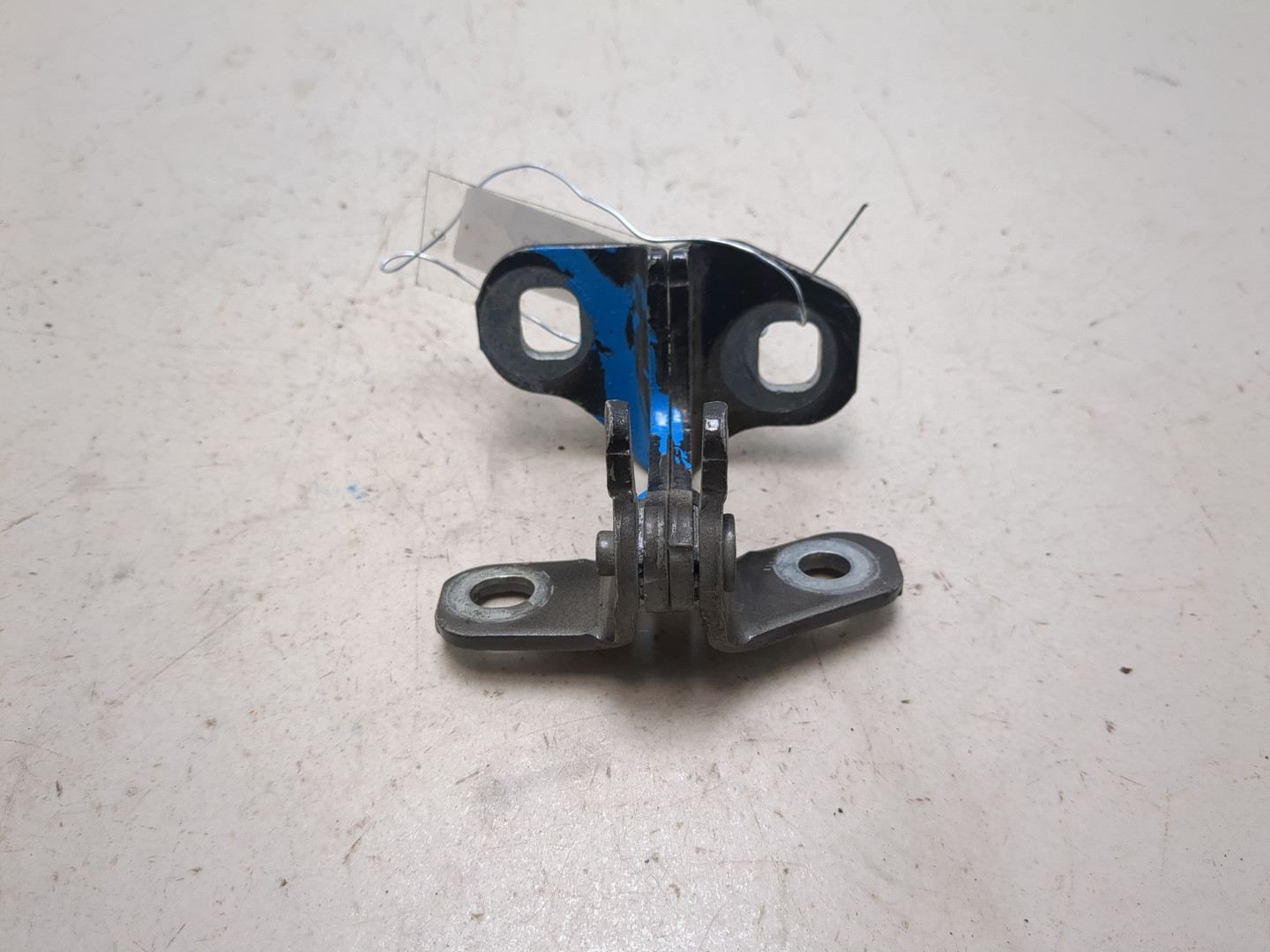 Петля двери