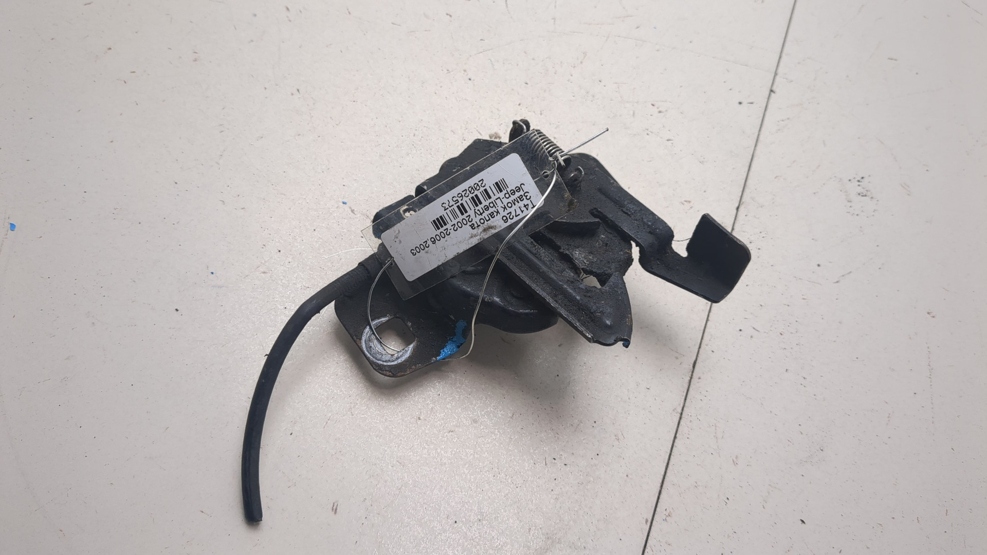 Замок капота