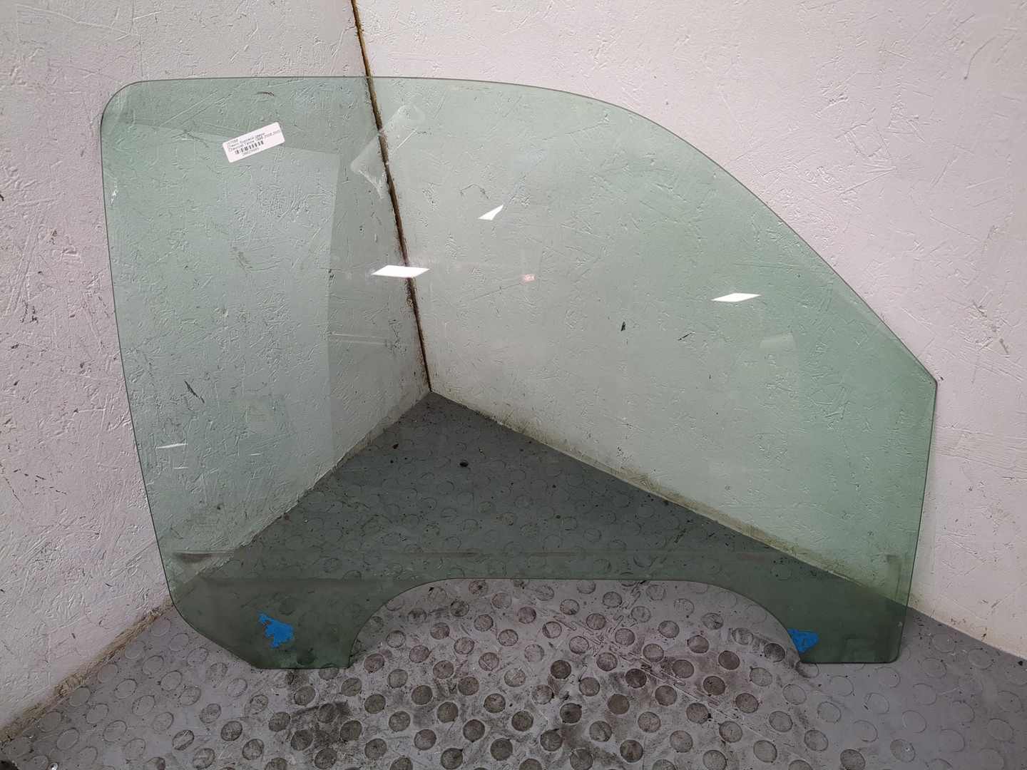 Стекло двери передней правой