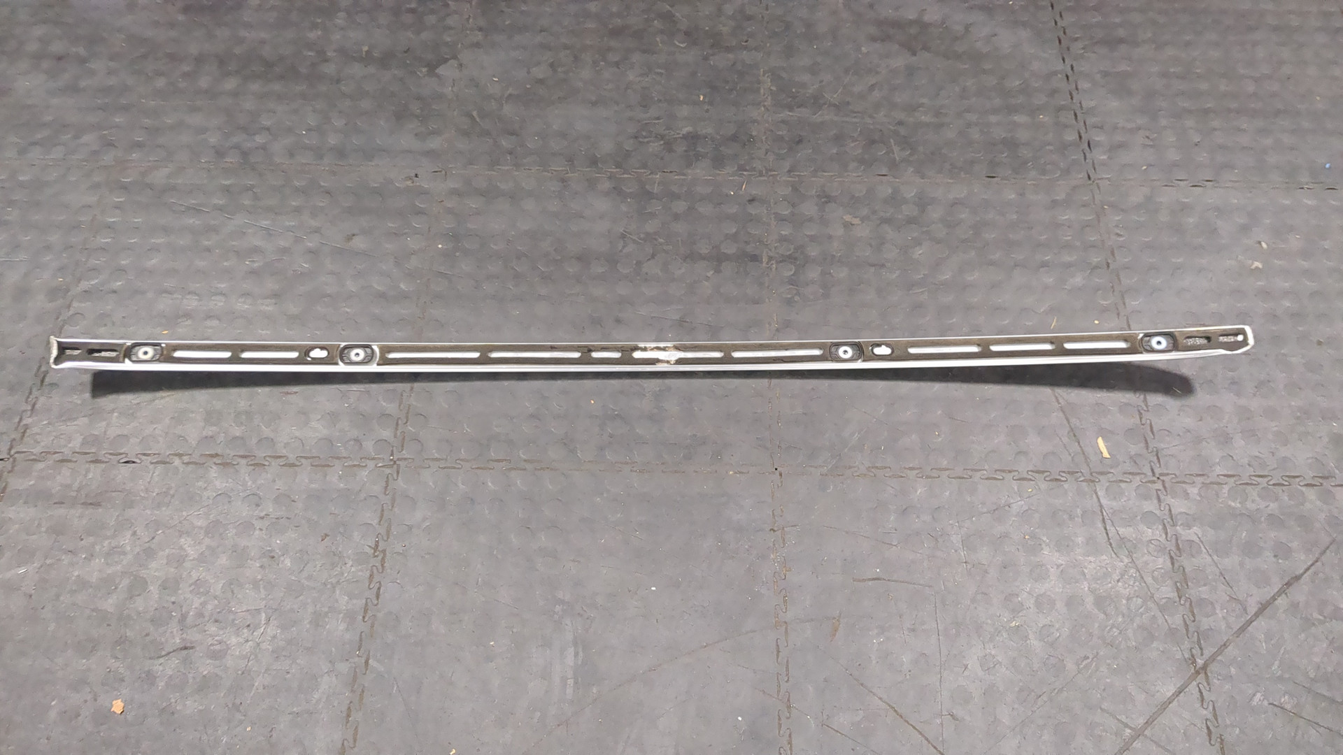 Рейлинг (релинг) левый (планка на крышу)