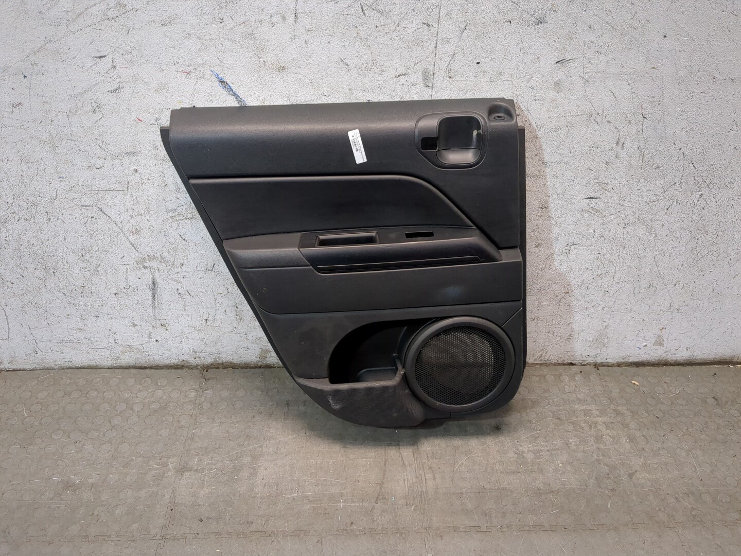 Обшивка двери задней левой