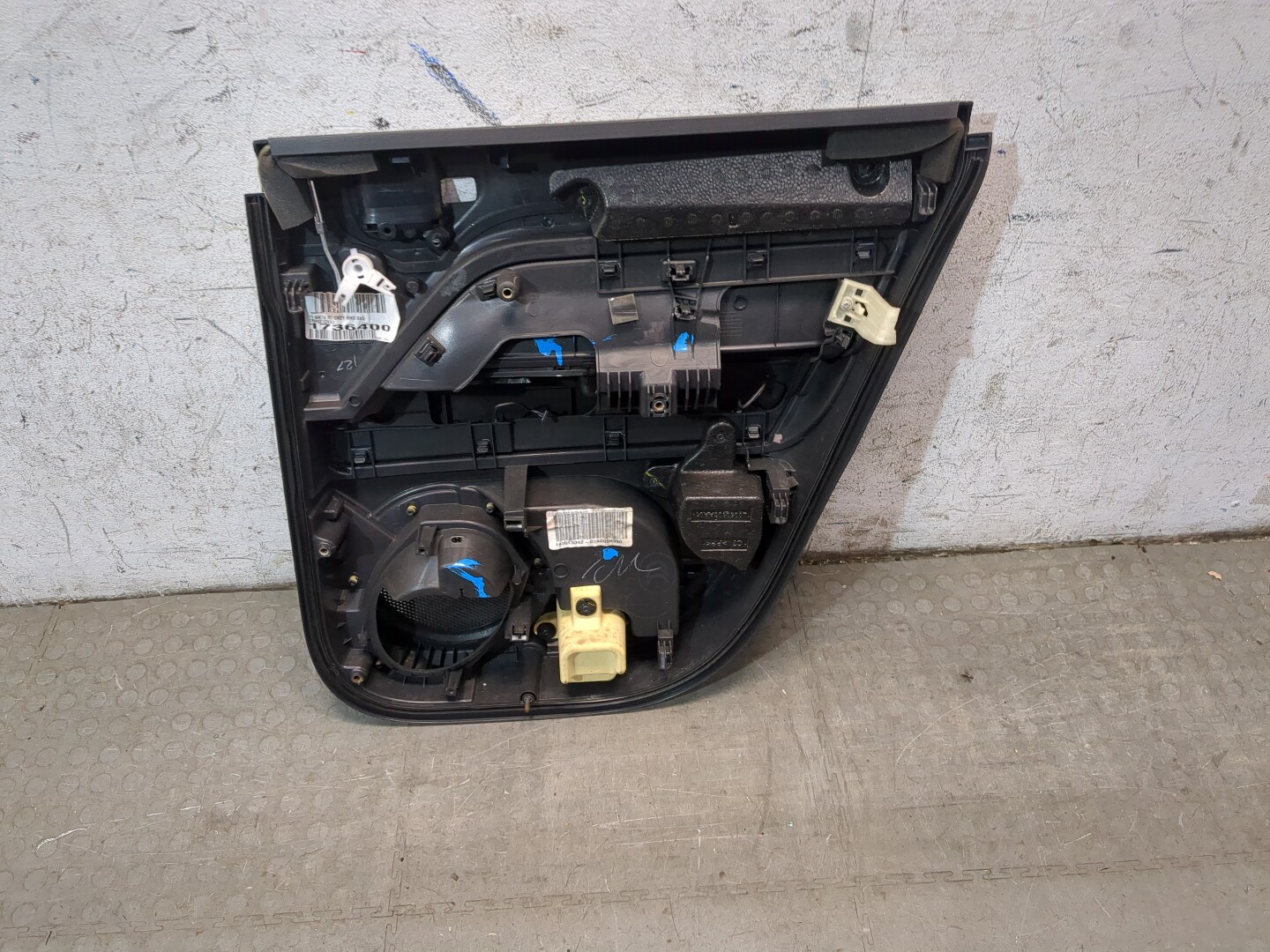 Обшивка двери задней левой