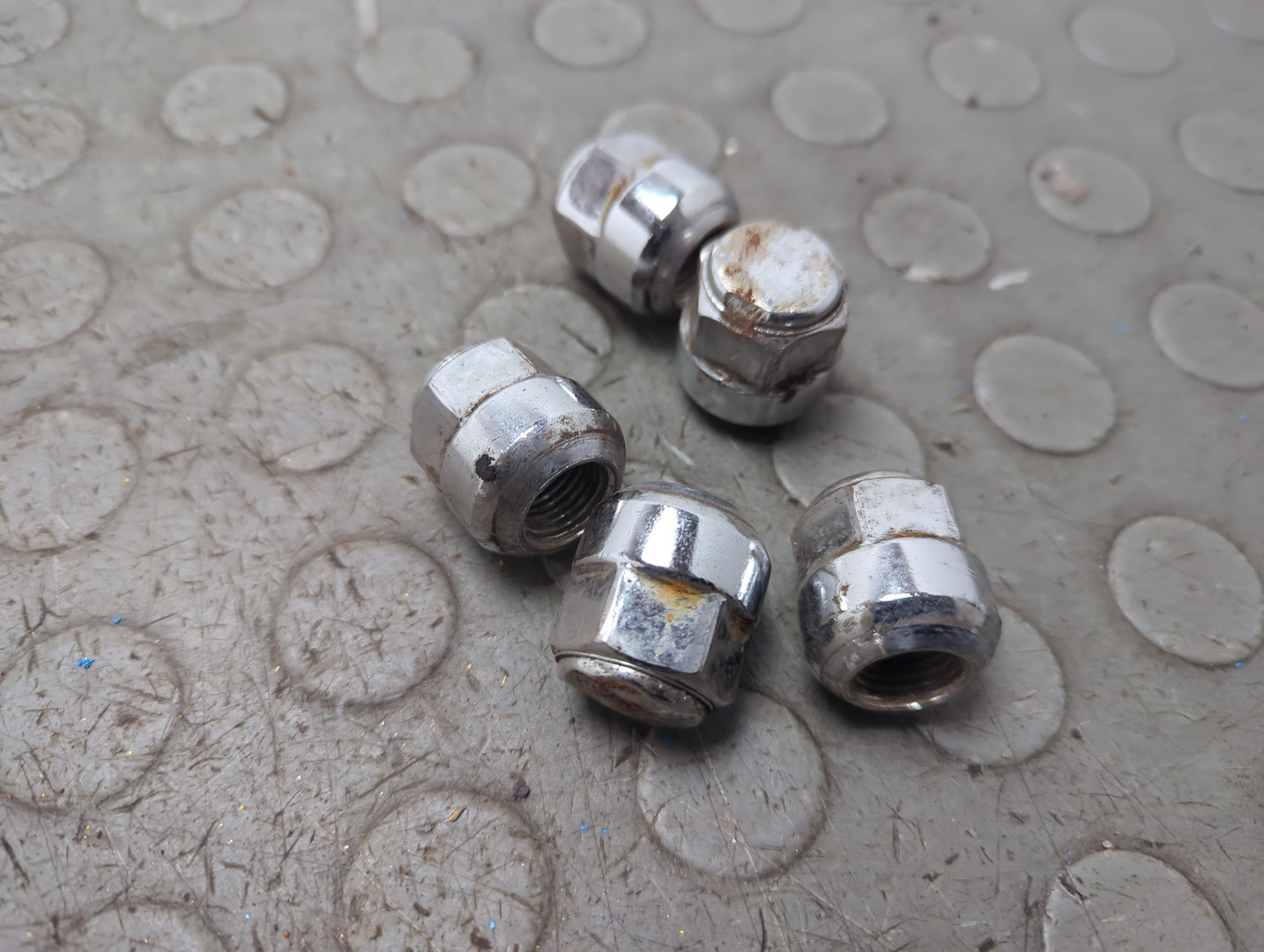 Гайка колеса