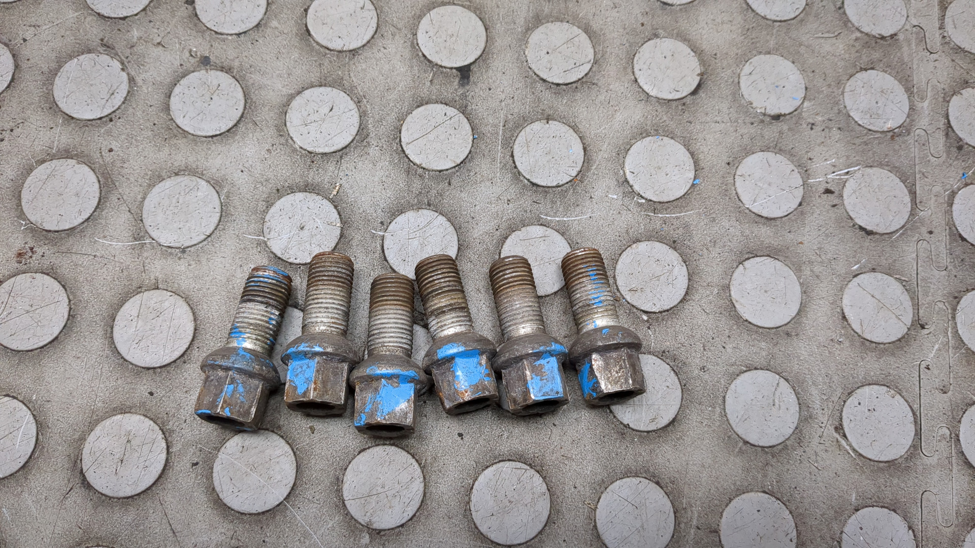 Болт колесный