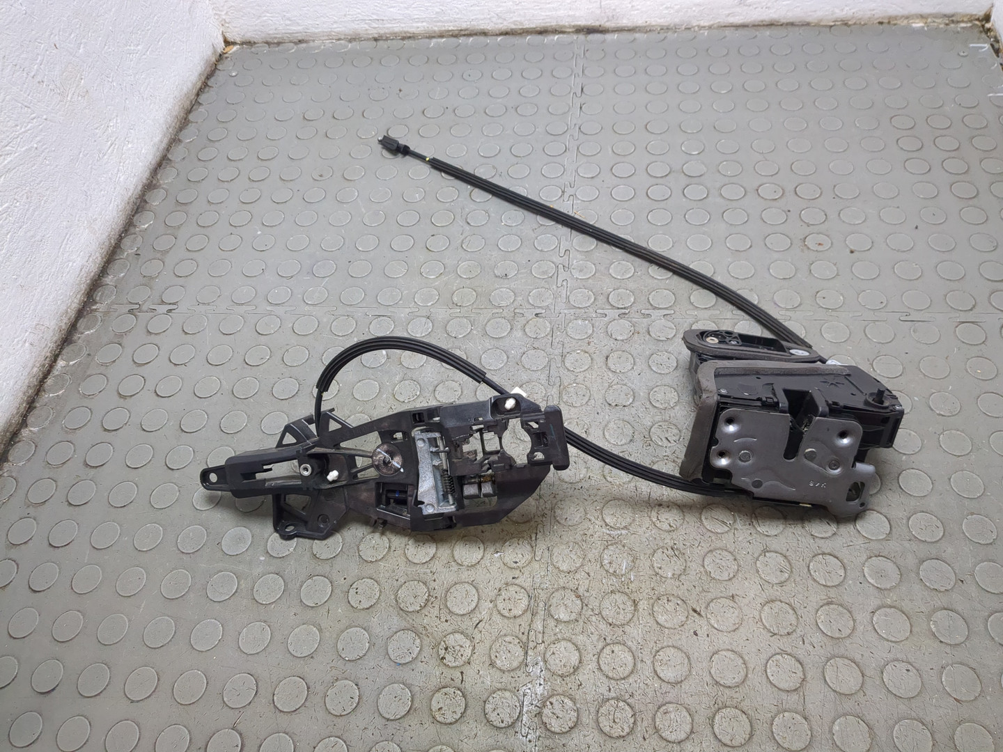 Замок двери задней левой