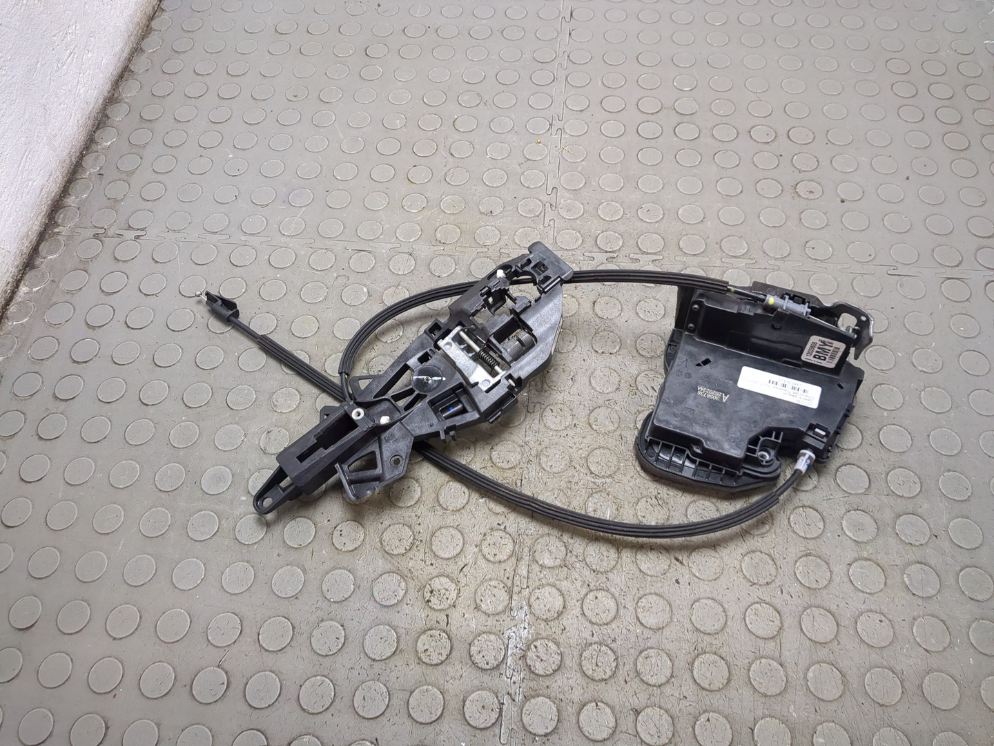 Замок двери задней левой