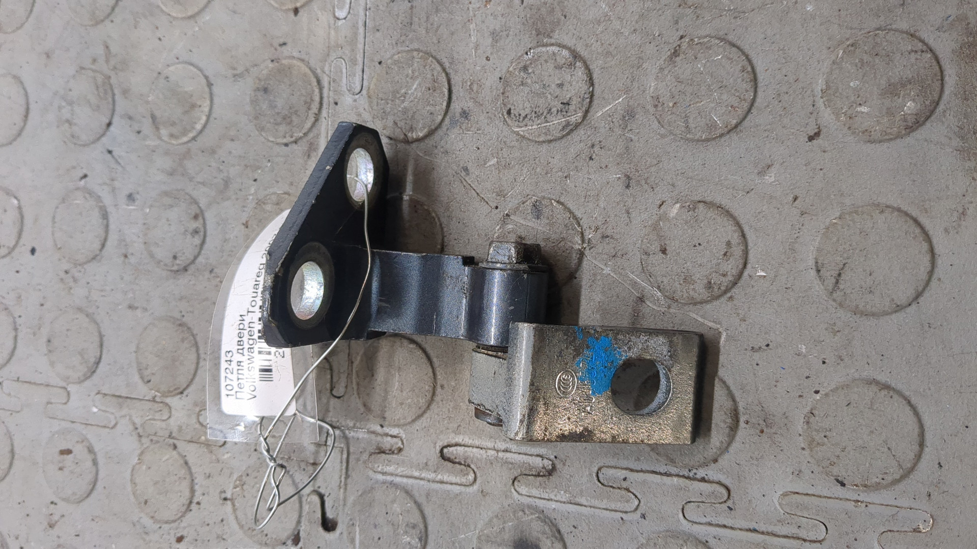 Петля двери