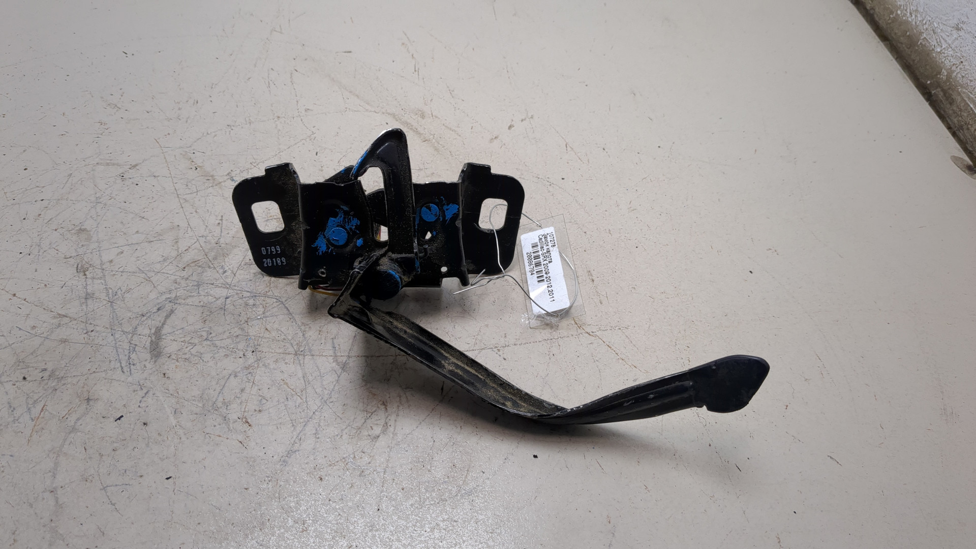 Замок капота