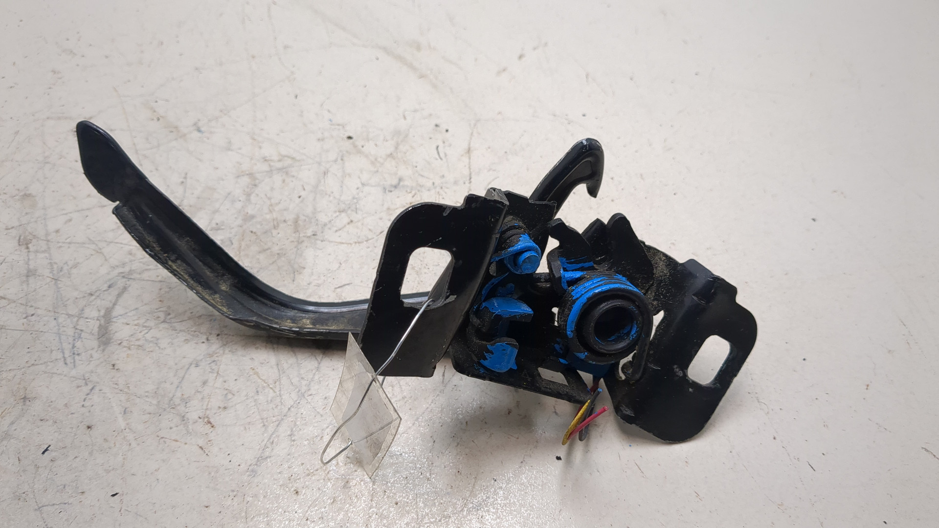 Замок капота