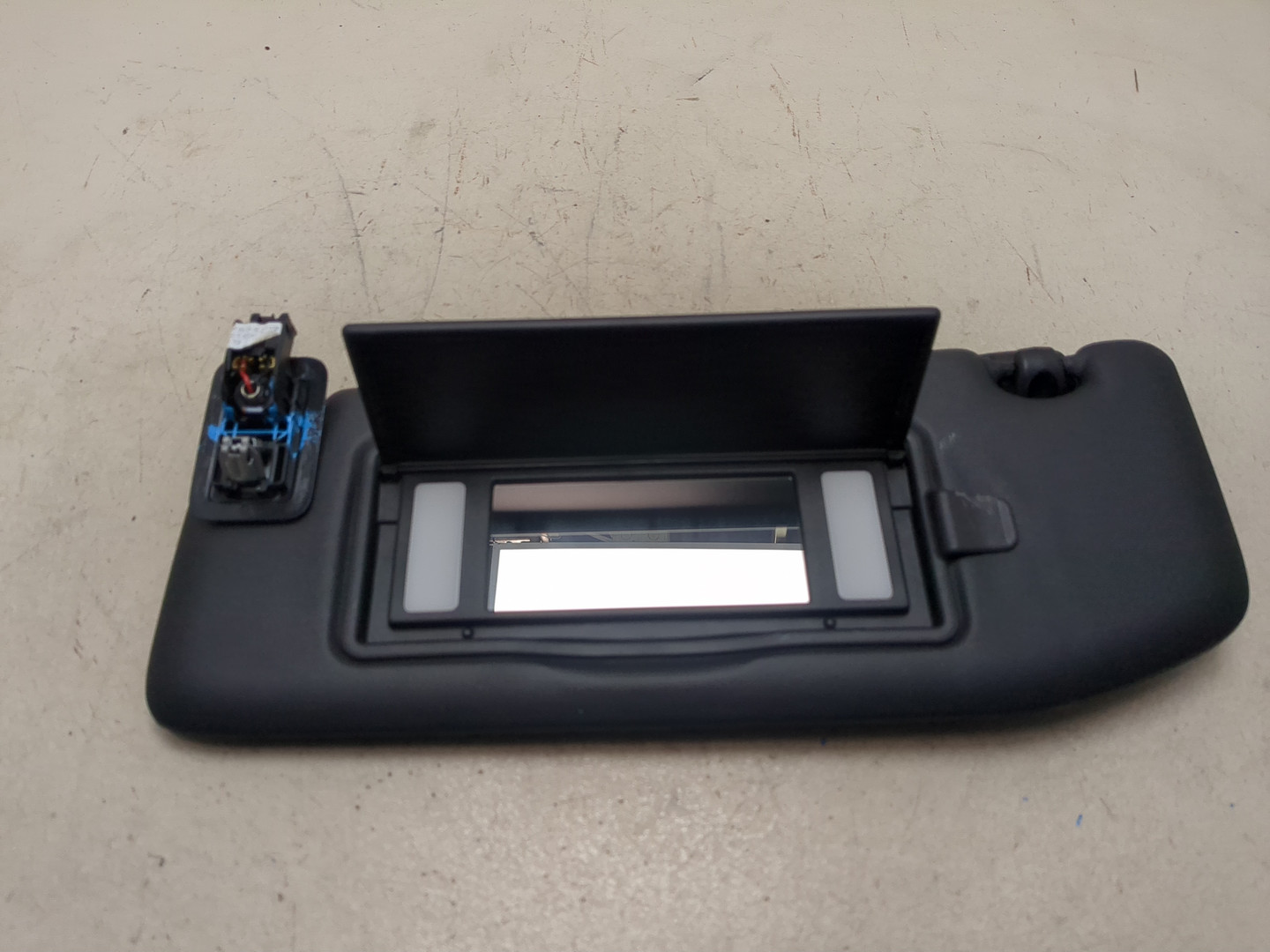 Козырек солнцезащитный