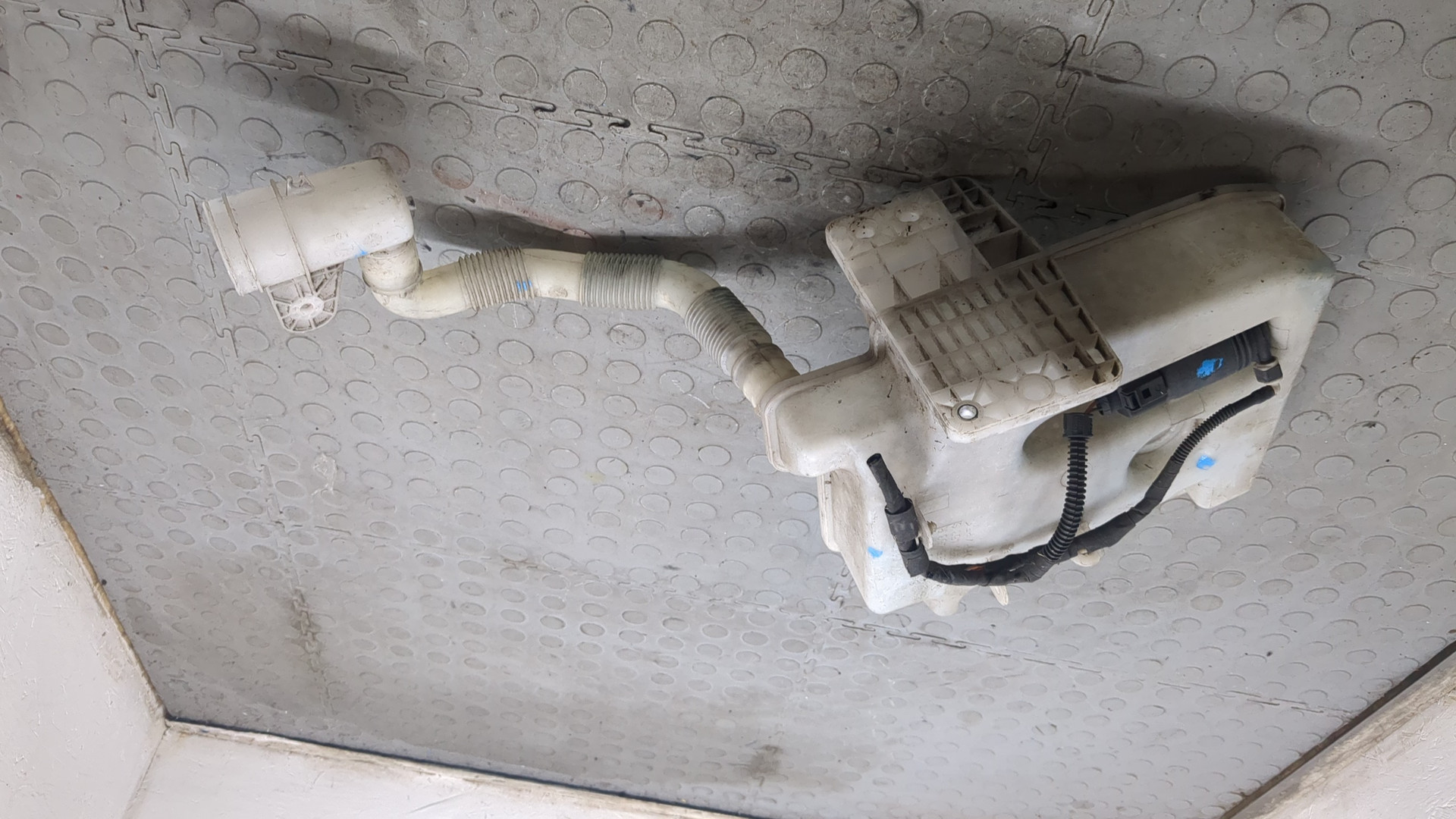 Бачок омывателя лобового стекла