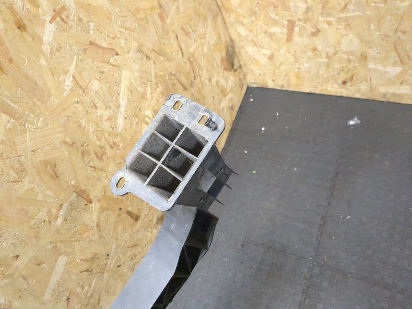 Усилитель переднего бампера