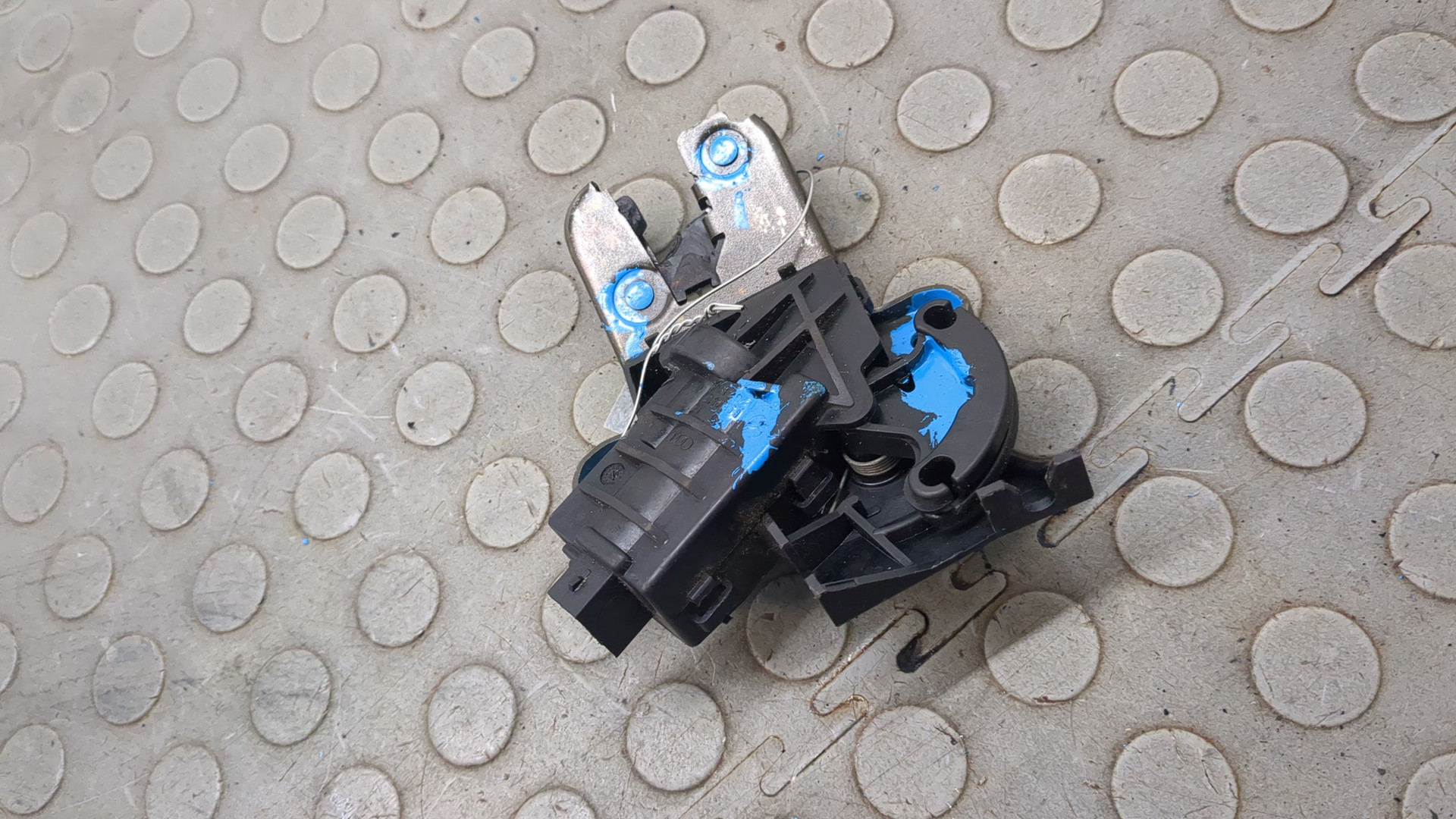 Замок багажника