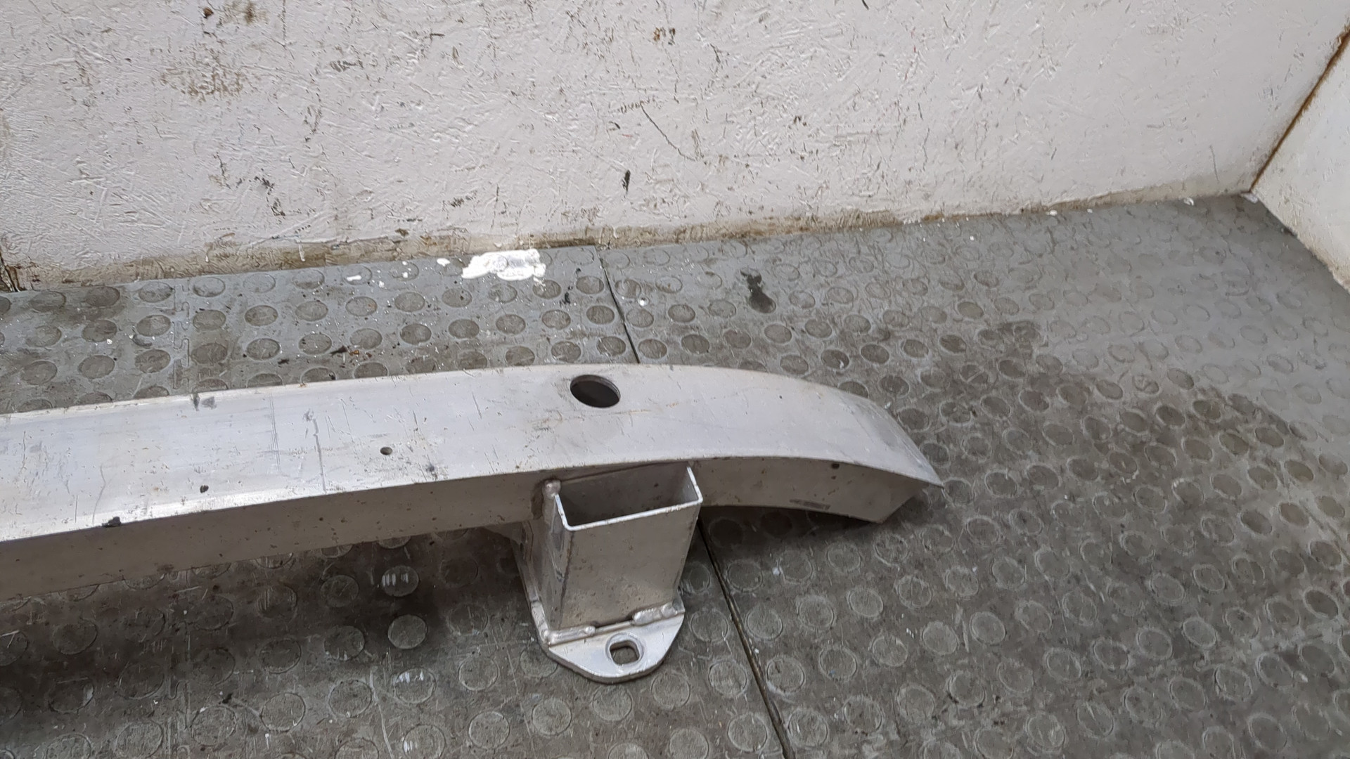 Усилитель переднего бампера