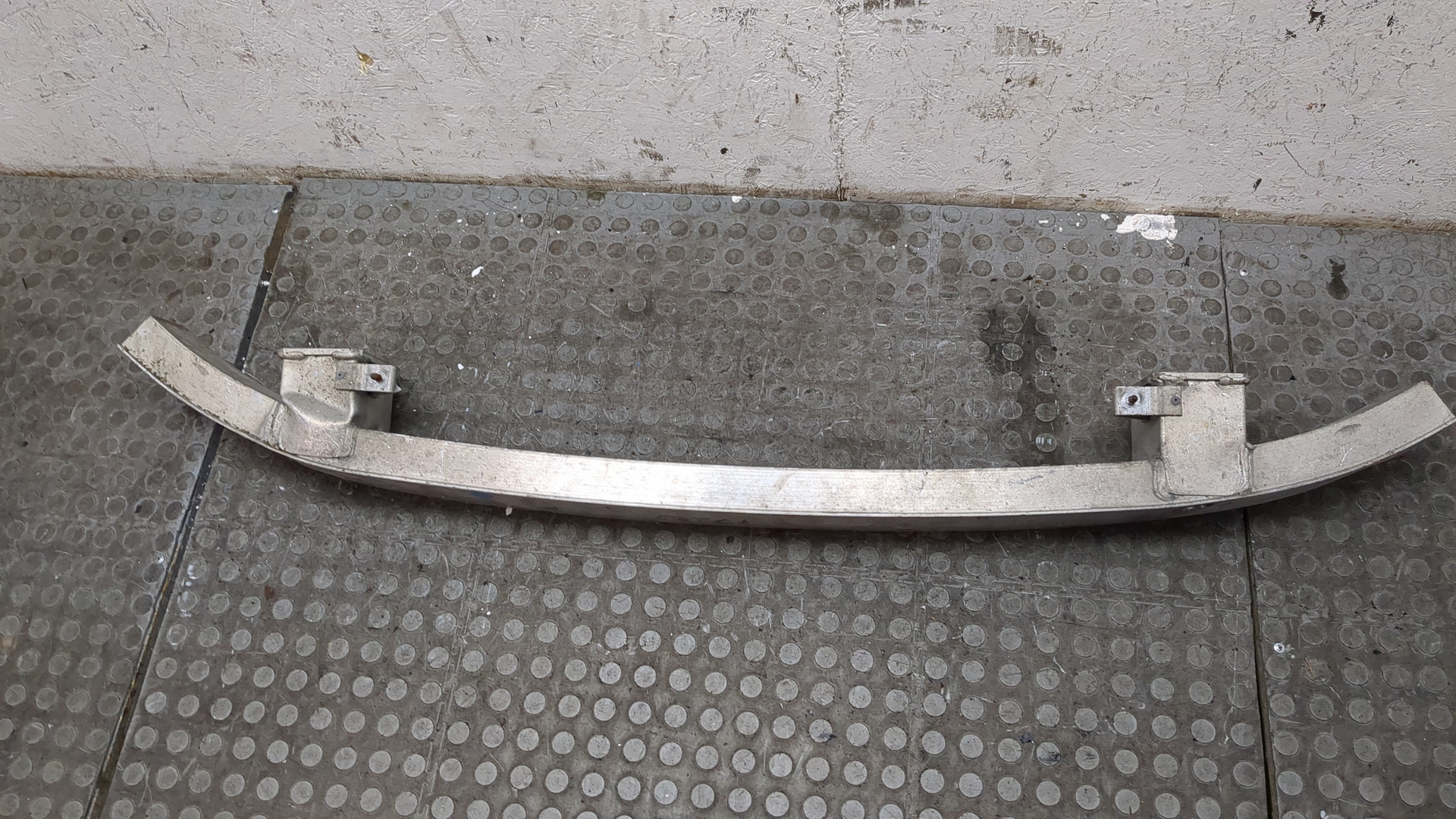 Усилитель переднего бампера