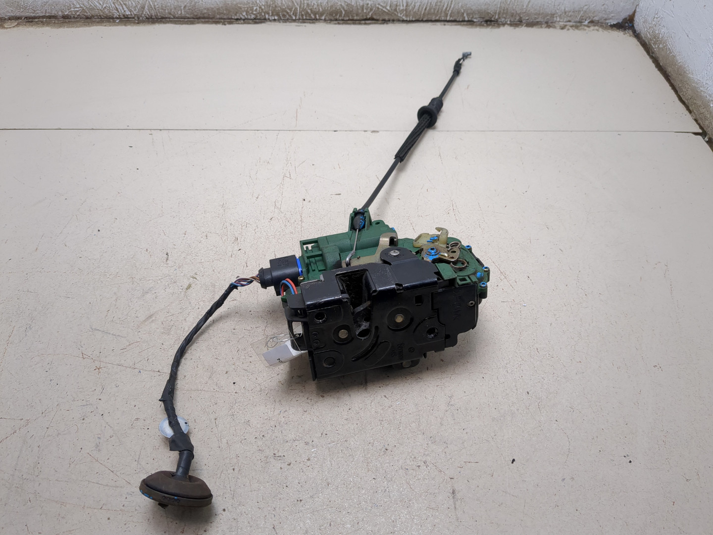 Замок двери передней правой