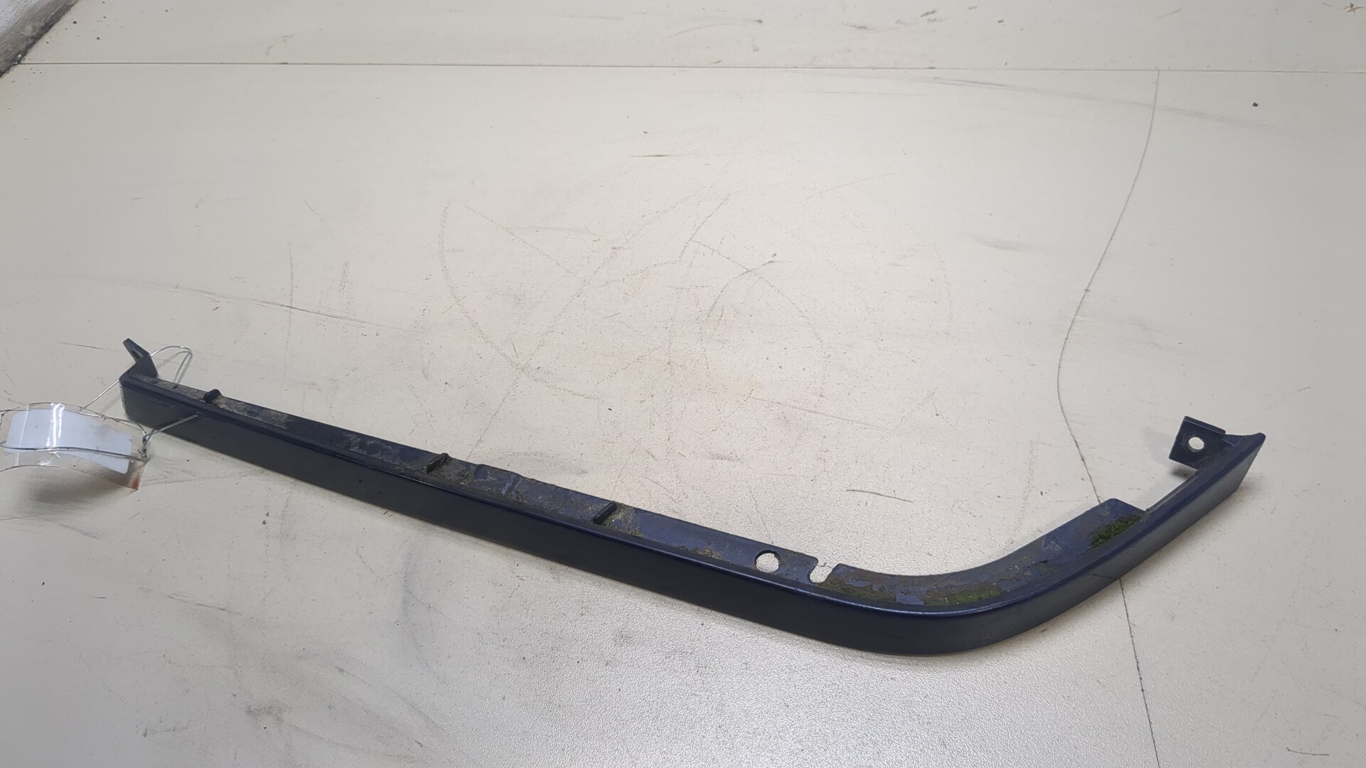 Планка под фару левая