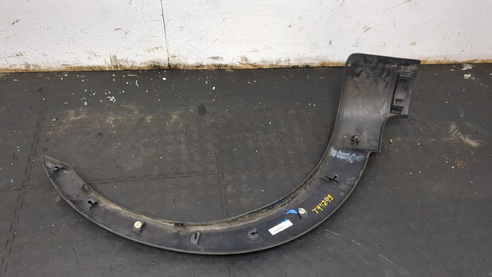 Накладка переднего крыла левого