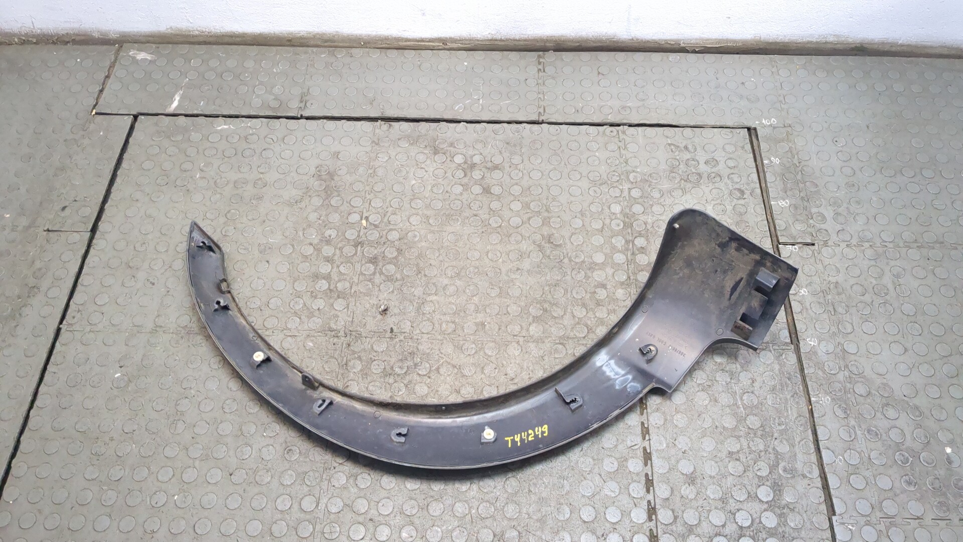 Накладка переднего крыла левого