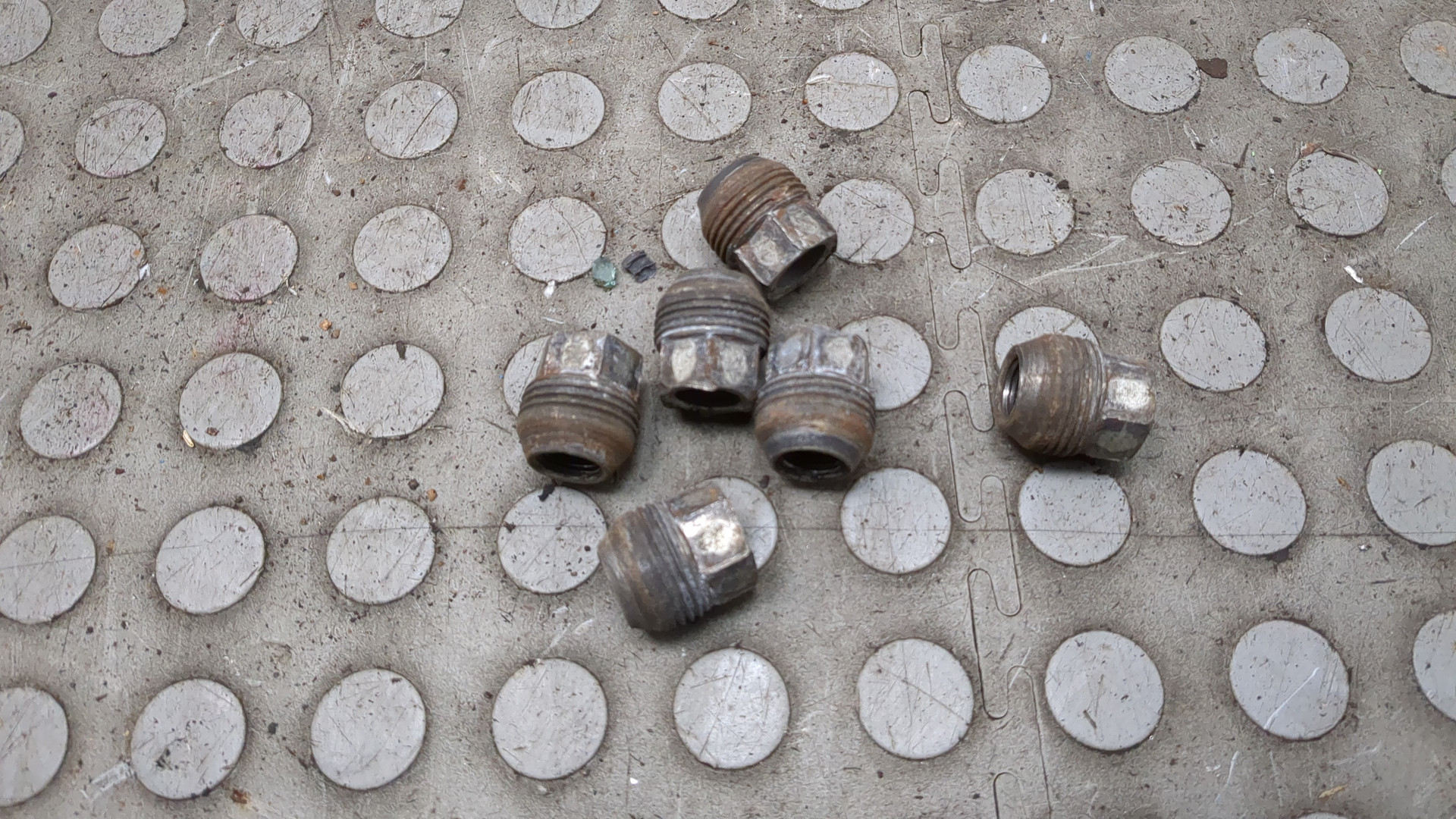 Гайка колеса