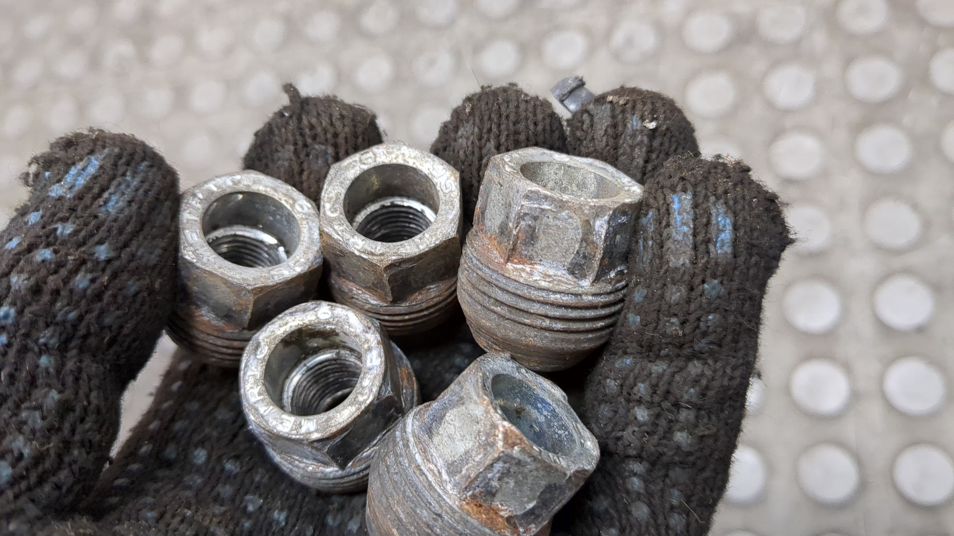 Гайка колеса