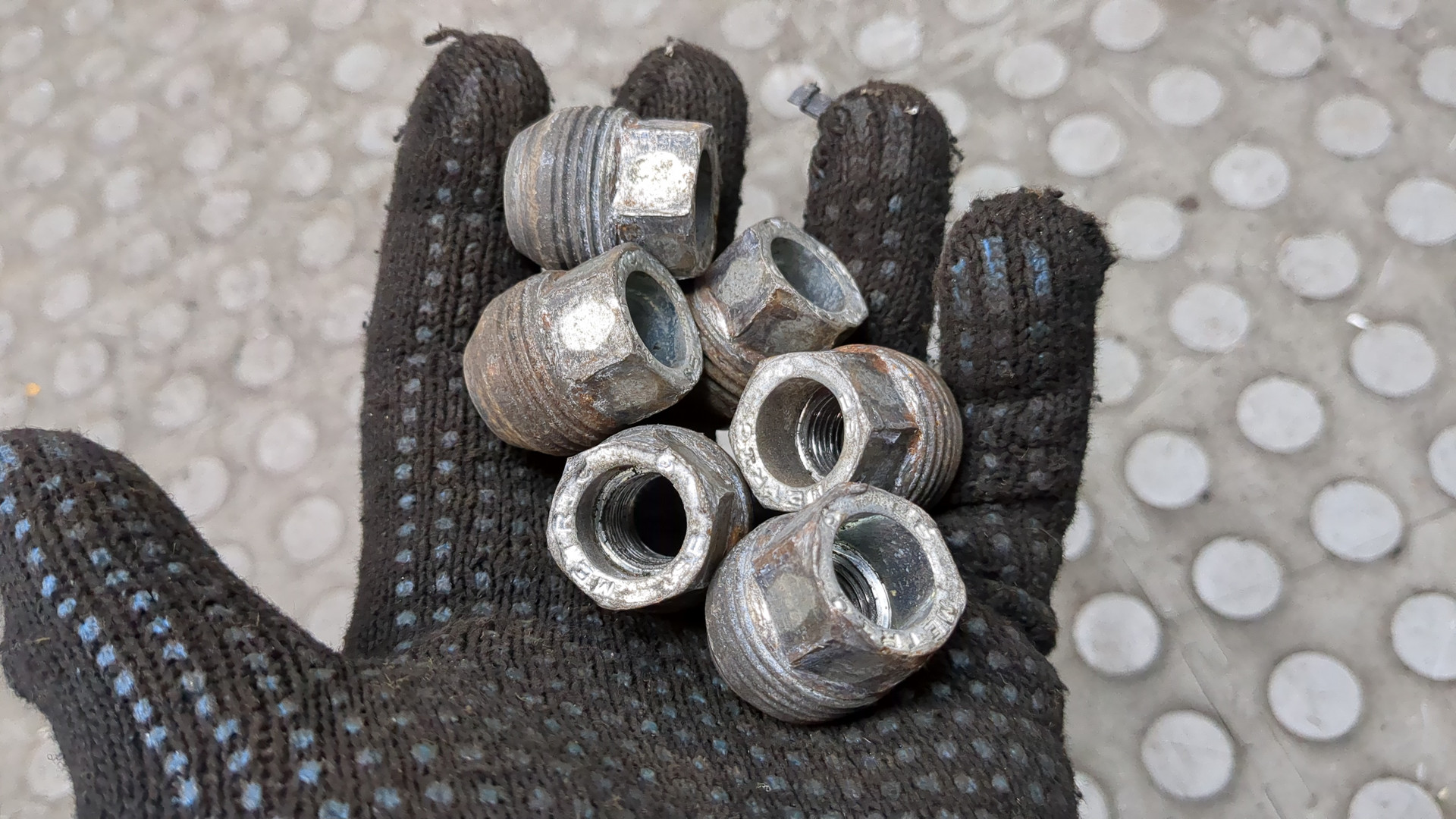 Гайка колеса