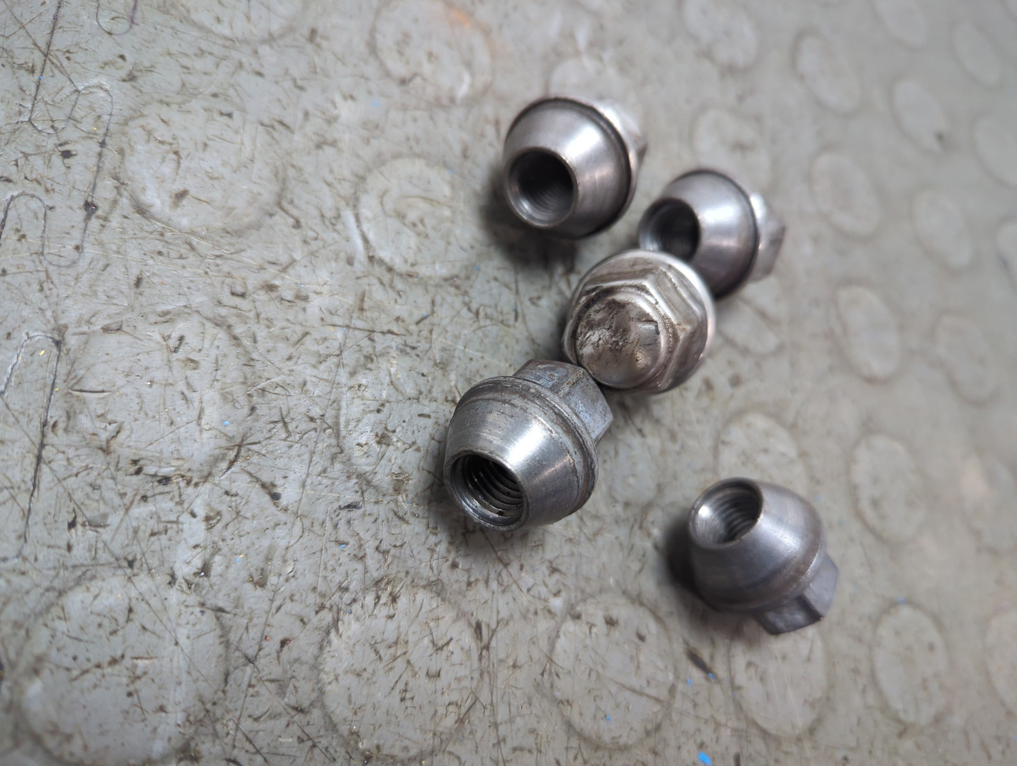 Гайка колеса