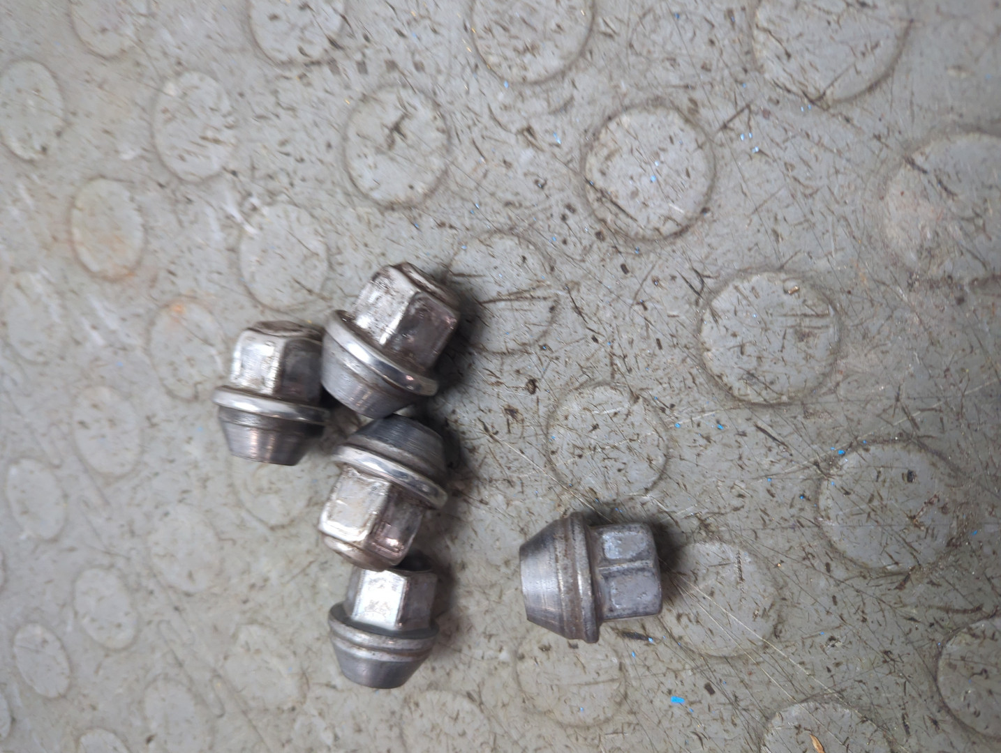 Гайка колеса