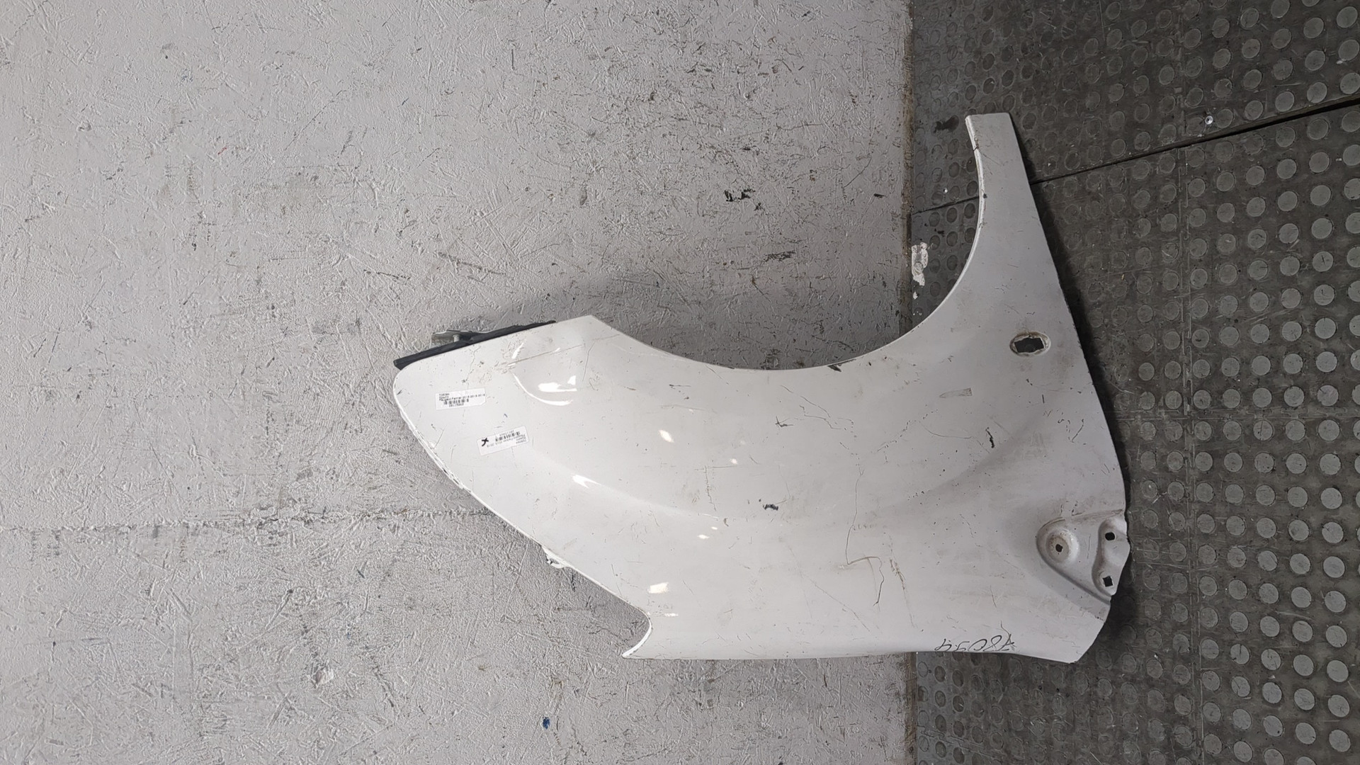 Крыло переднее правое