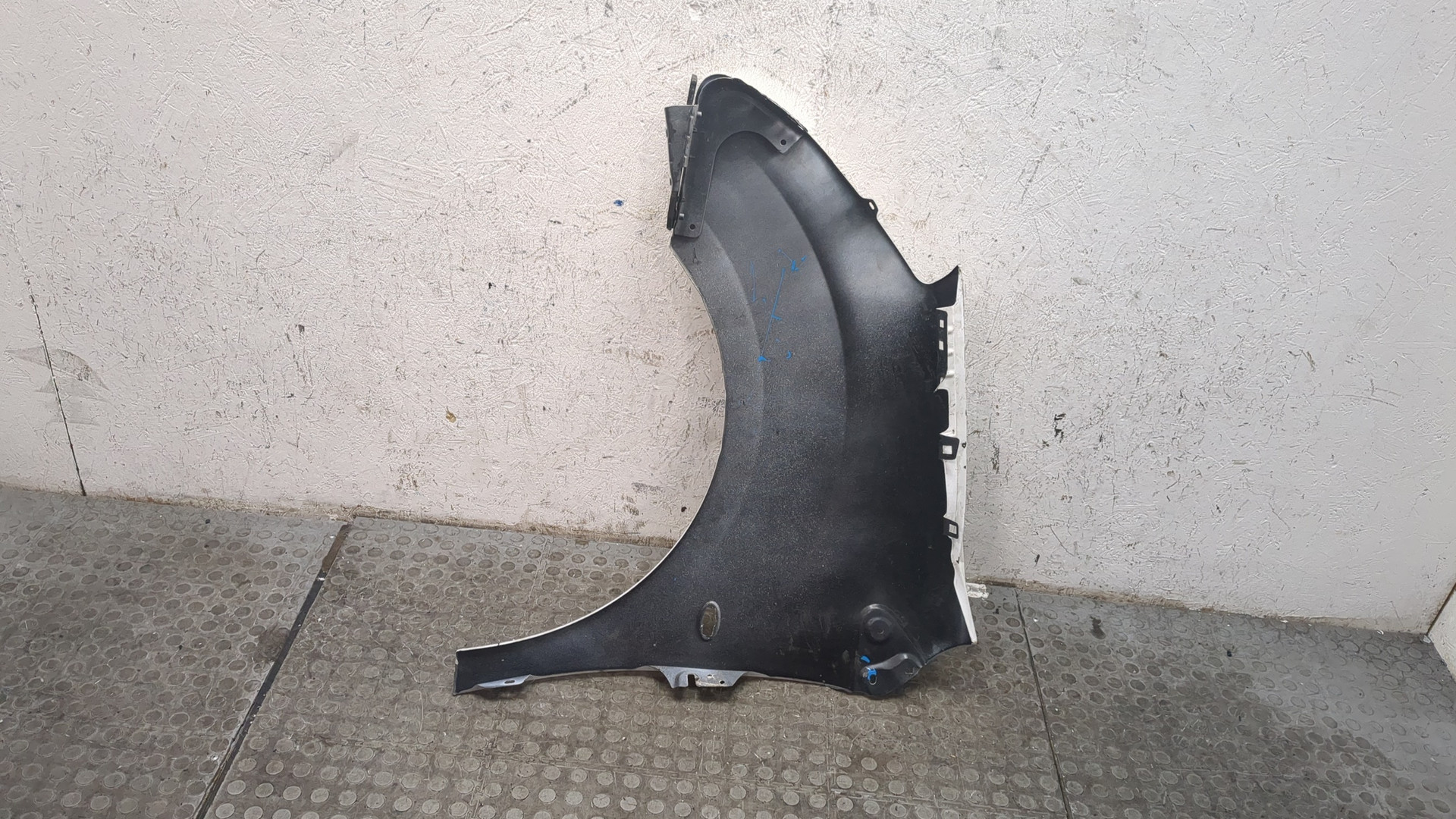 Крыло переднее правое