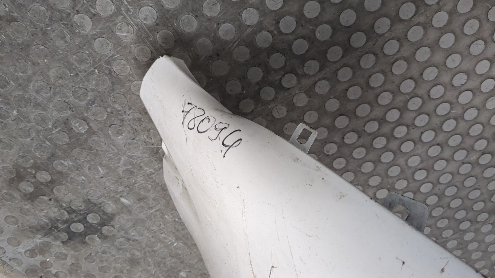 Крыло переднее правое