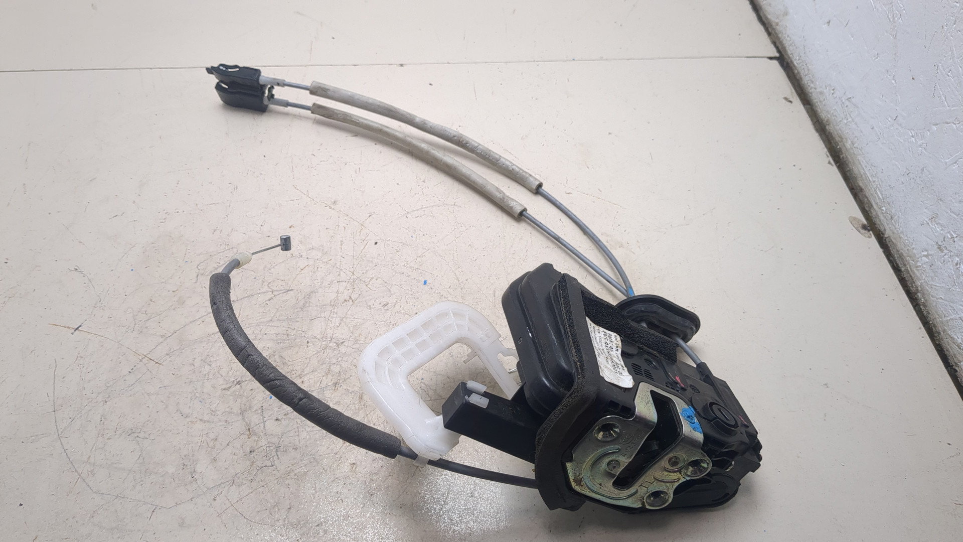 Замок двери задней левой