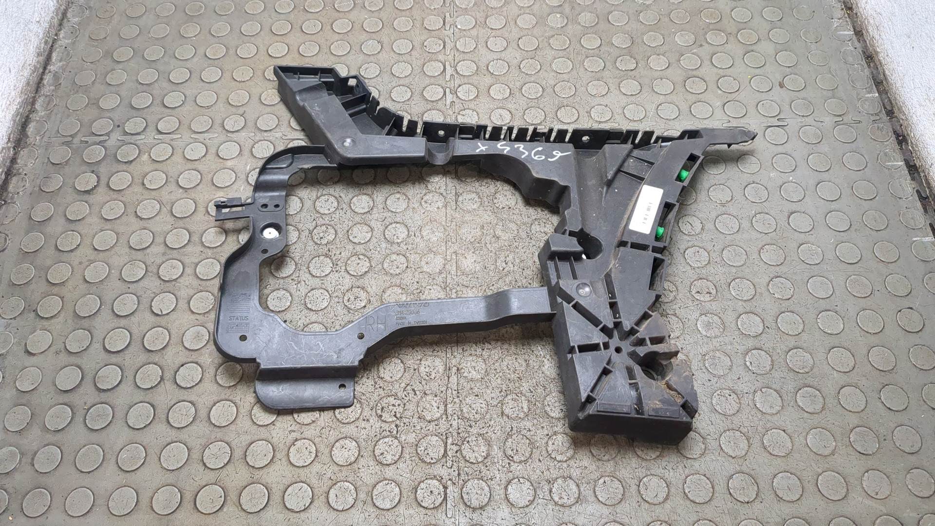 Кронштейн заднего бампера правый